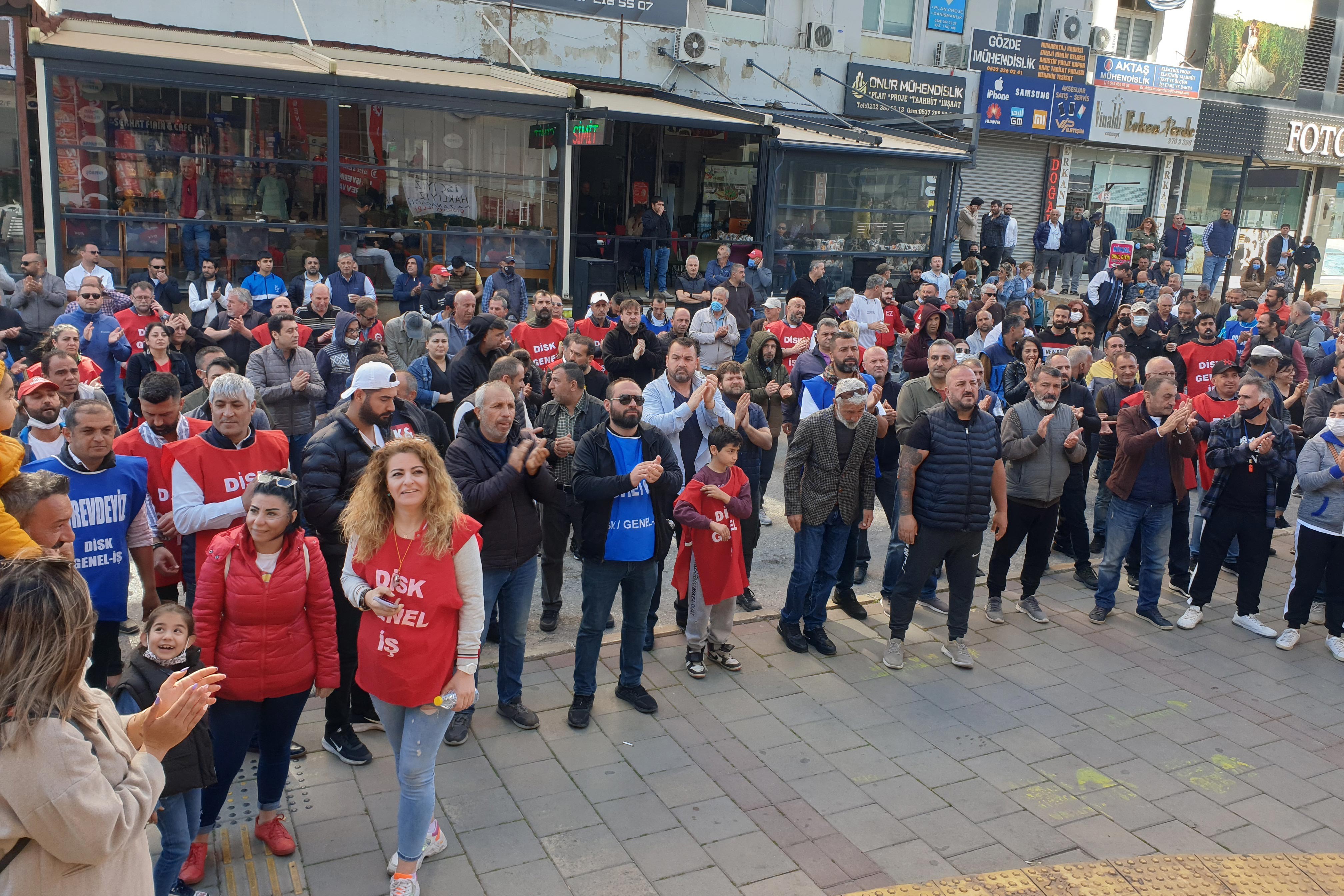 Grevdeki işçiler belediye önünde