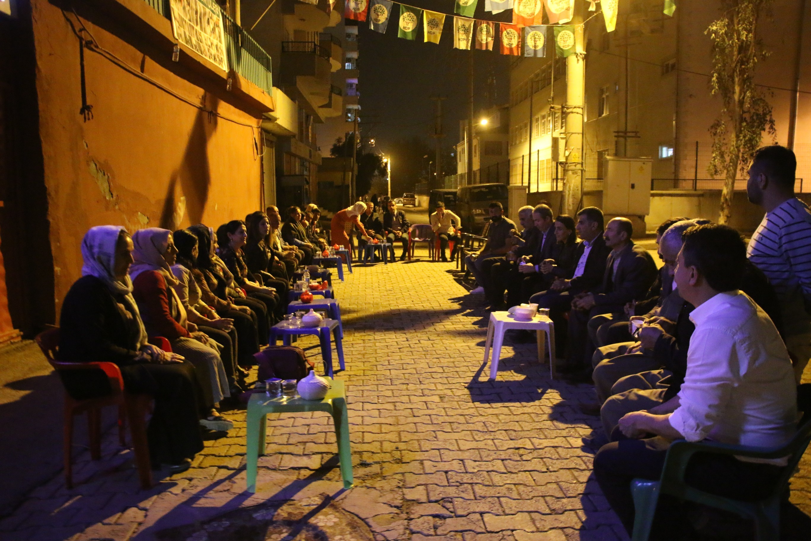 HDP Cizre ilçe binası önünde nöbet 