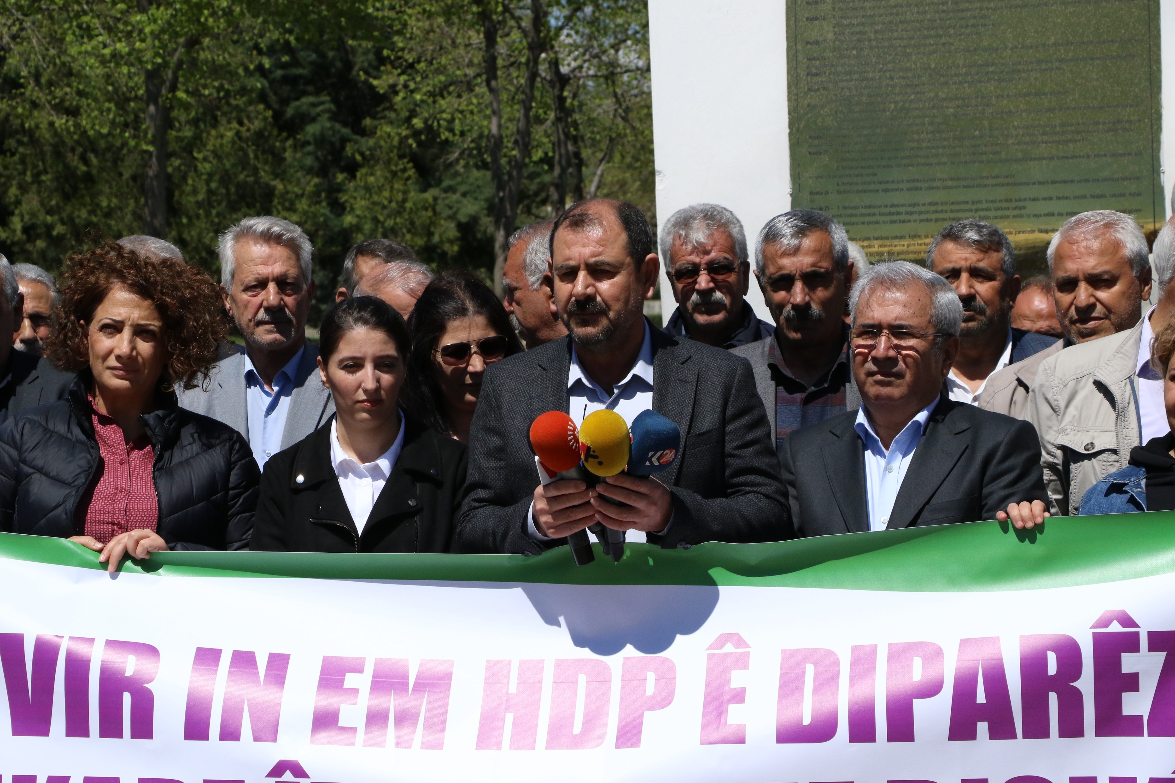 Diyarbakır'da HDP üyeleri açıklama yaptı