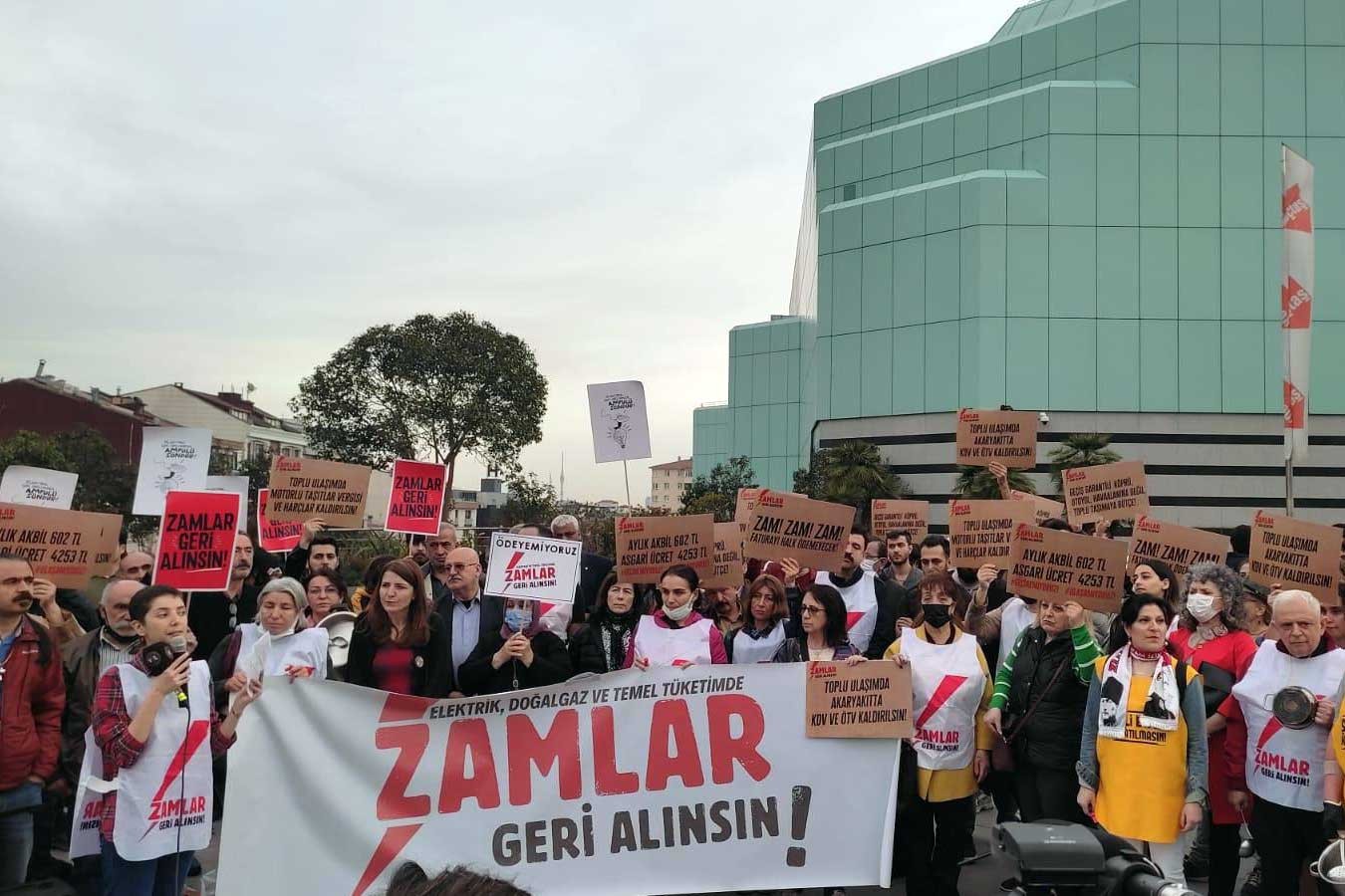 Şişli'de bir araya gelen yurttaşlar "Zamlar geri alınsın" talebini haykırdı