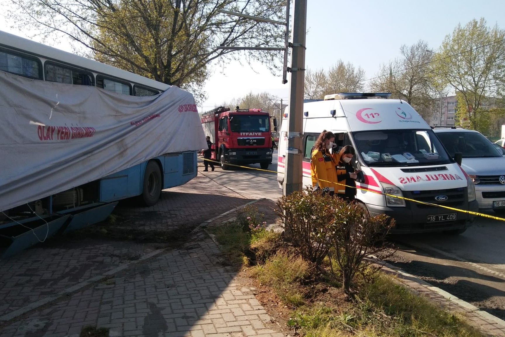 Saldırıya uğrayan otobüs ve ambulans