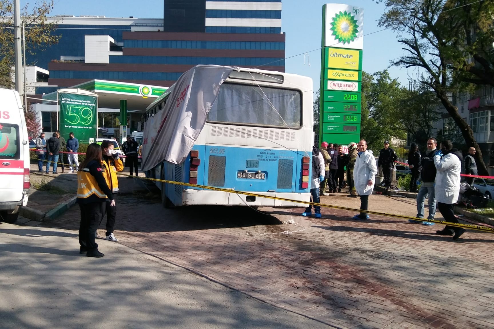 Saldırıya uğrayan otobüs ve ambulans