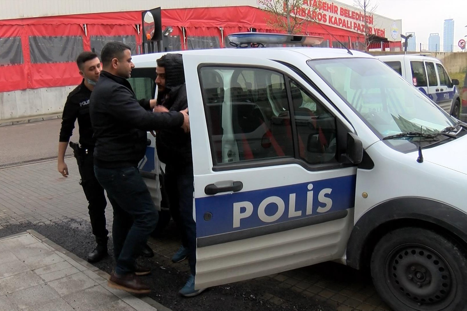 şiddet faili Ercan Yaman polis aracından inerken