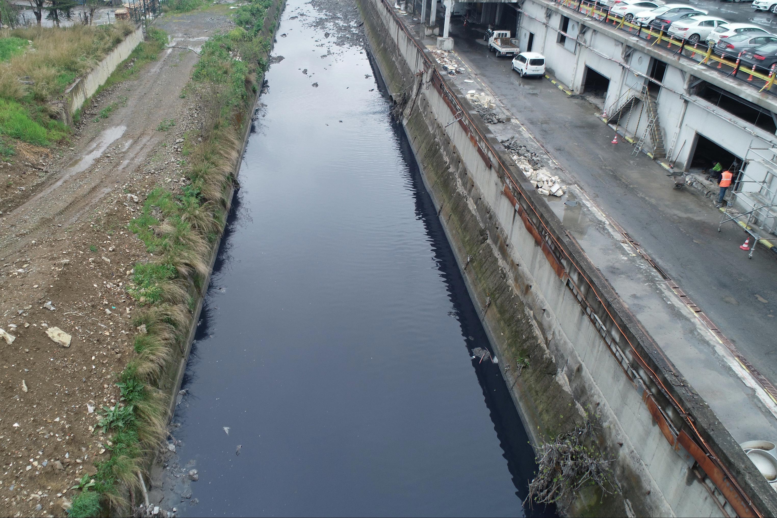 Mavi renge bürünen dere ve dereye atık boşaltan kanal