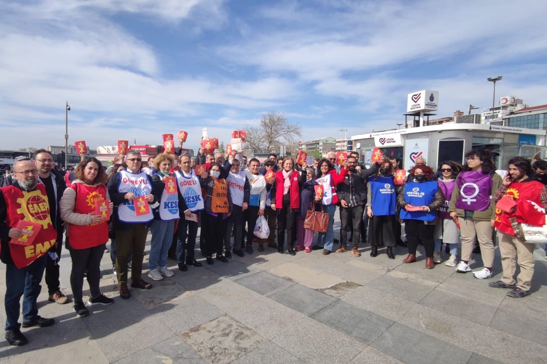 Sendika ve siyasi parti üyeleri 1 mayıs bildirisi dağıtımından poz veriyor