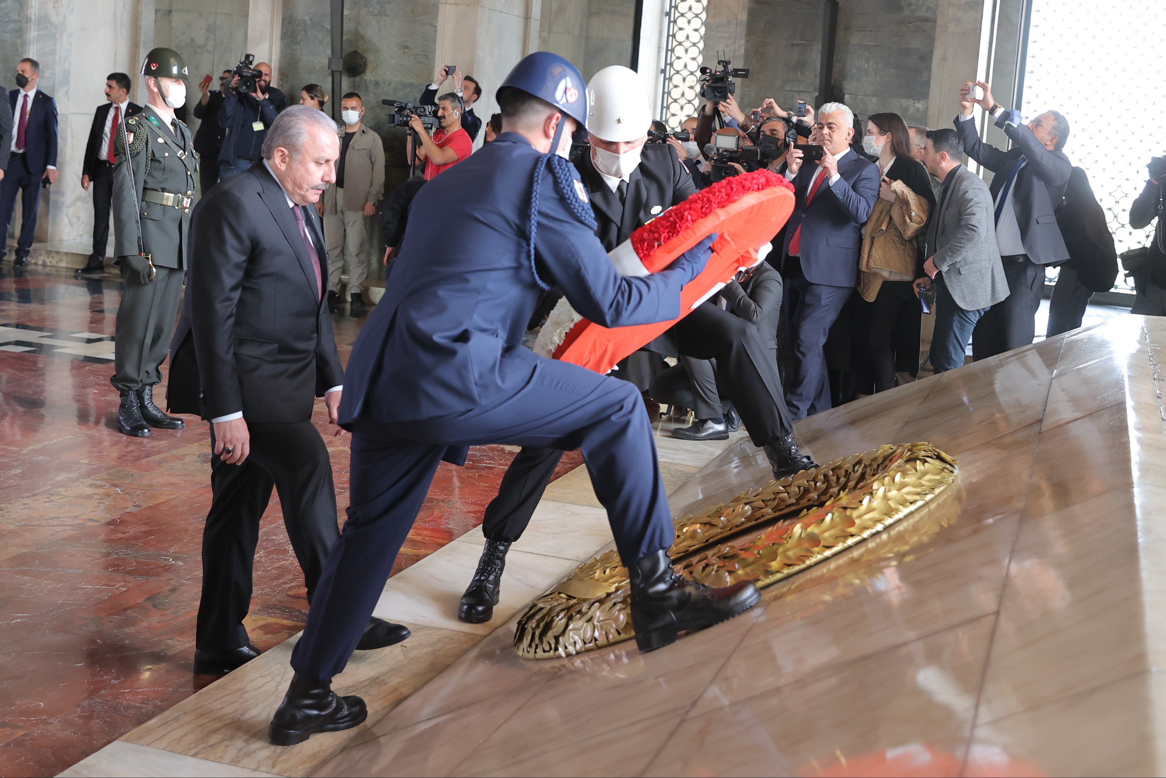 Anıtkabir önünde 23 Nisan törenine katılan heyet