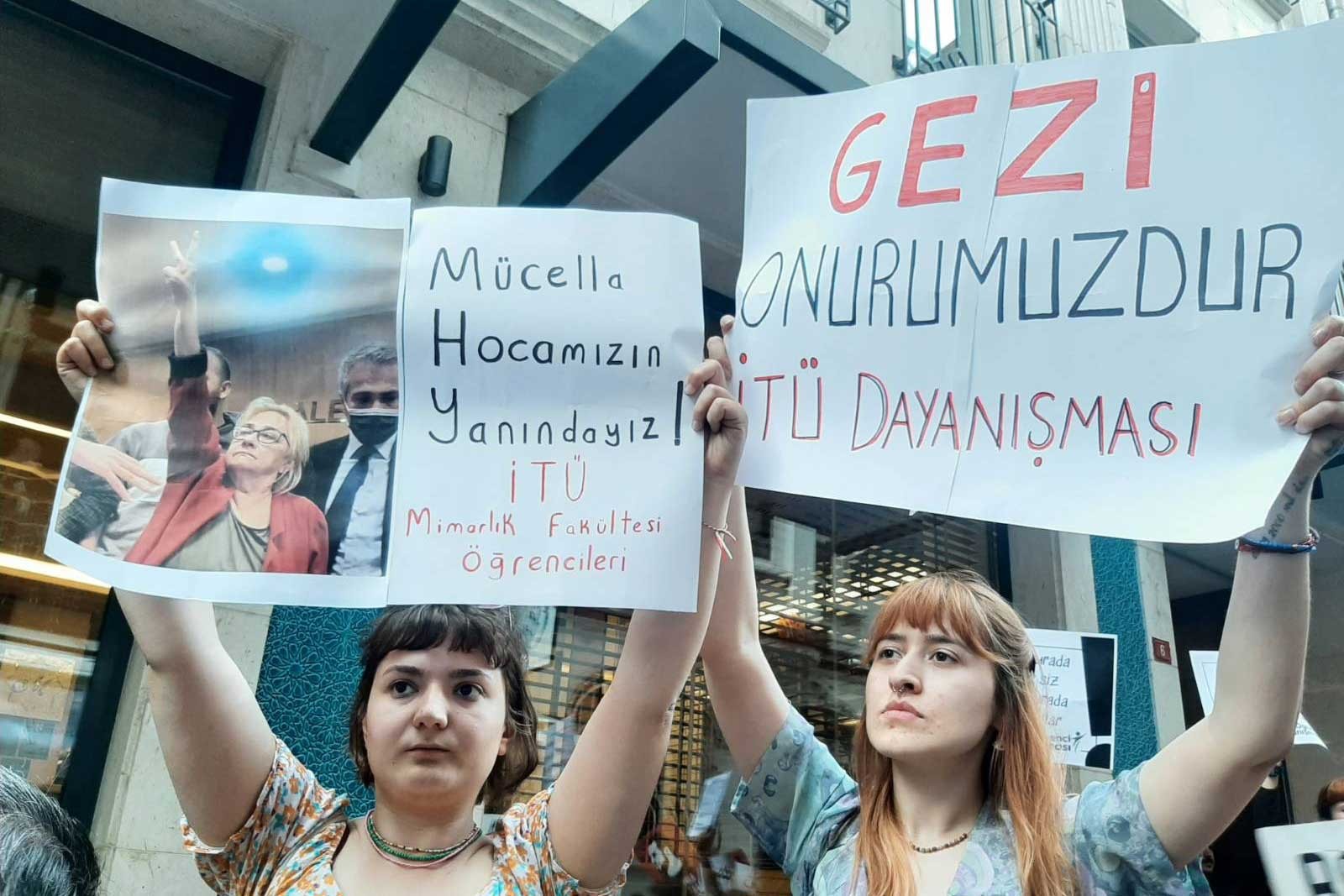 'Gezi onurumuzdur' ve 'Mücella Hocamızın yanındayız' dövizleri