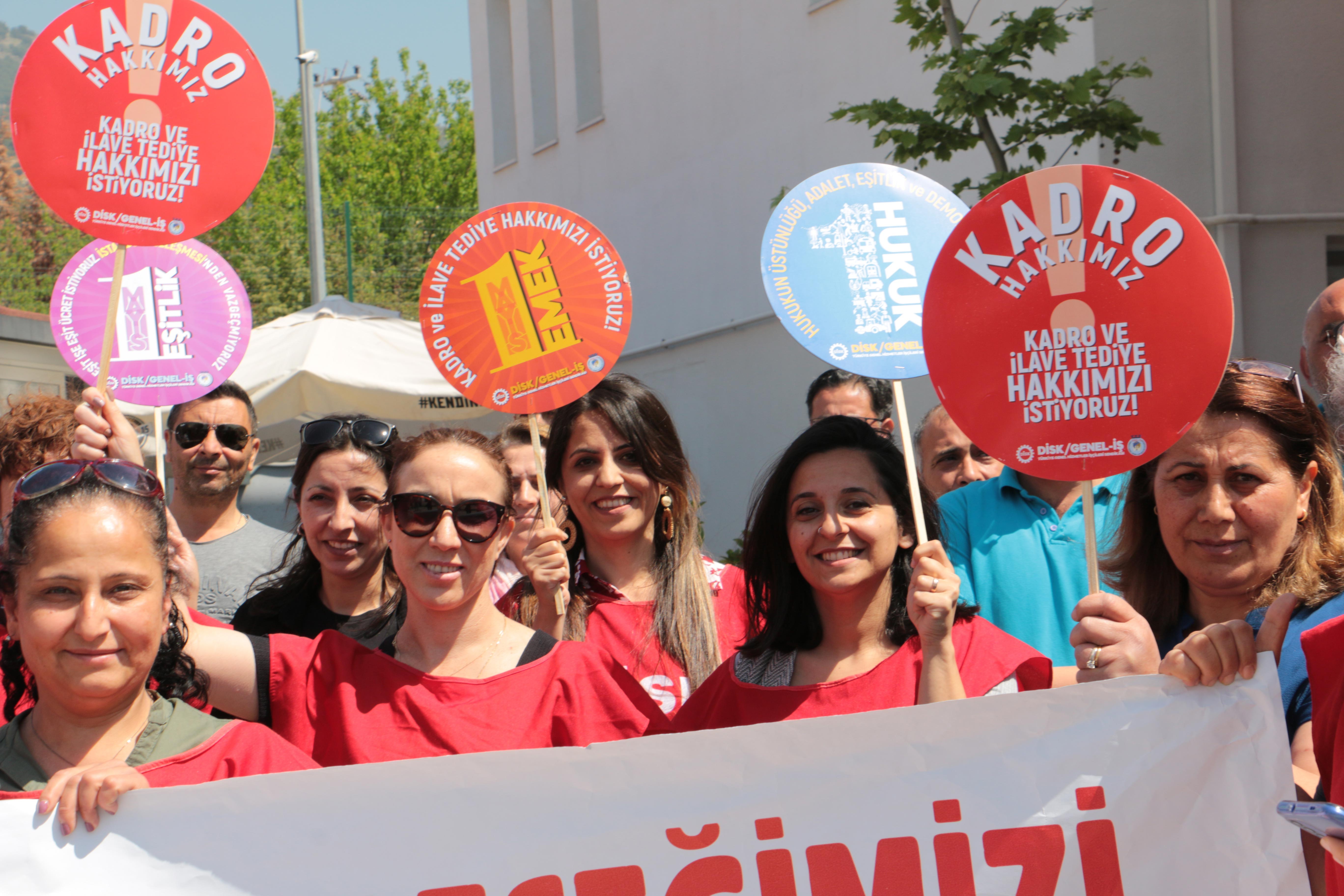 Sosyal projeler önünde 1 mayıs açıklaması