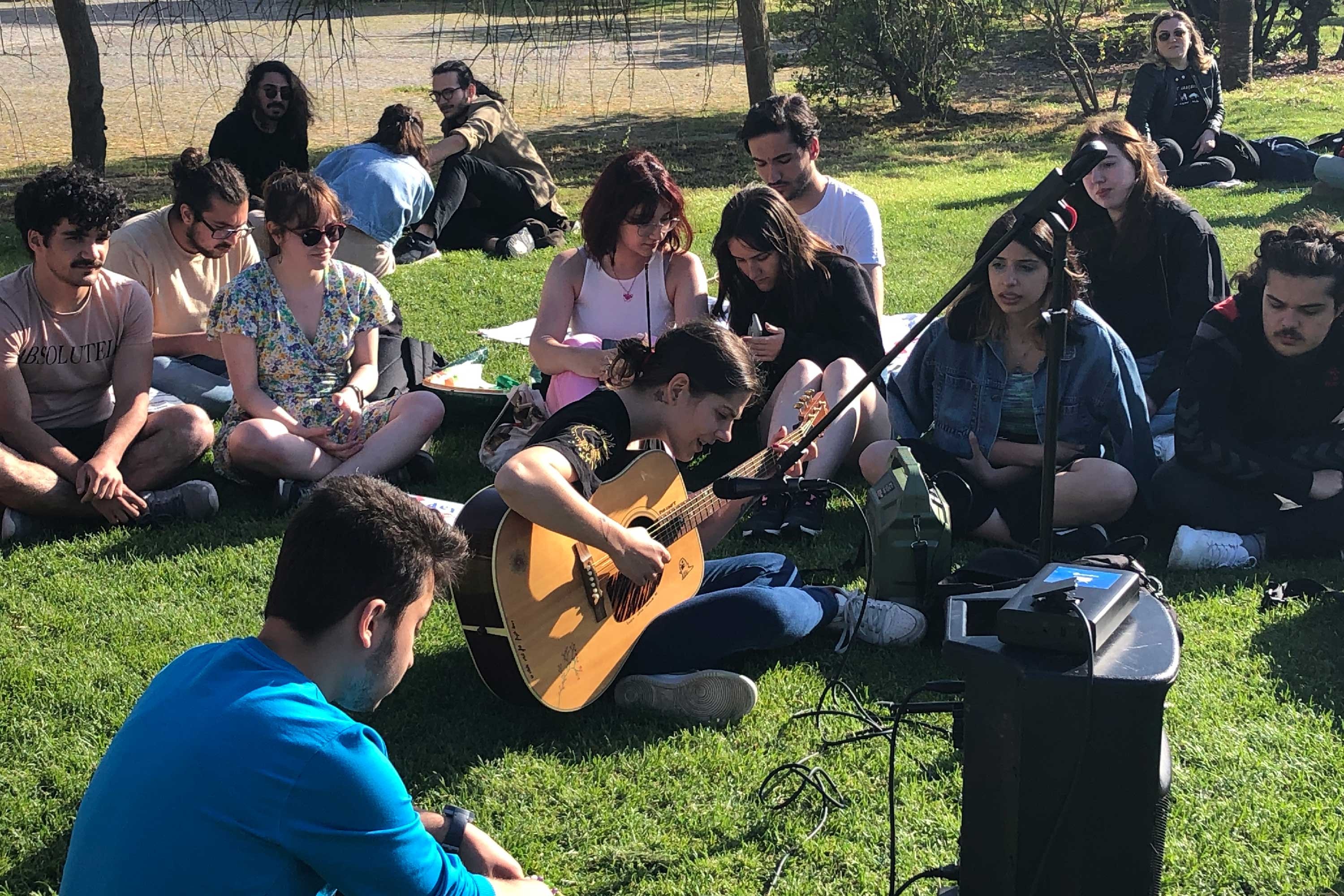 Deniz Tekin, Boğaziçi öğrencilerinin 1 Mayıs şenliğinde şarkı söylerken