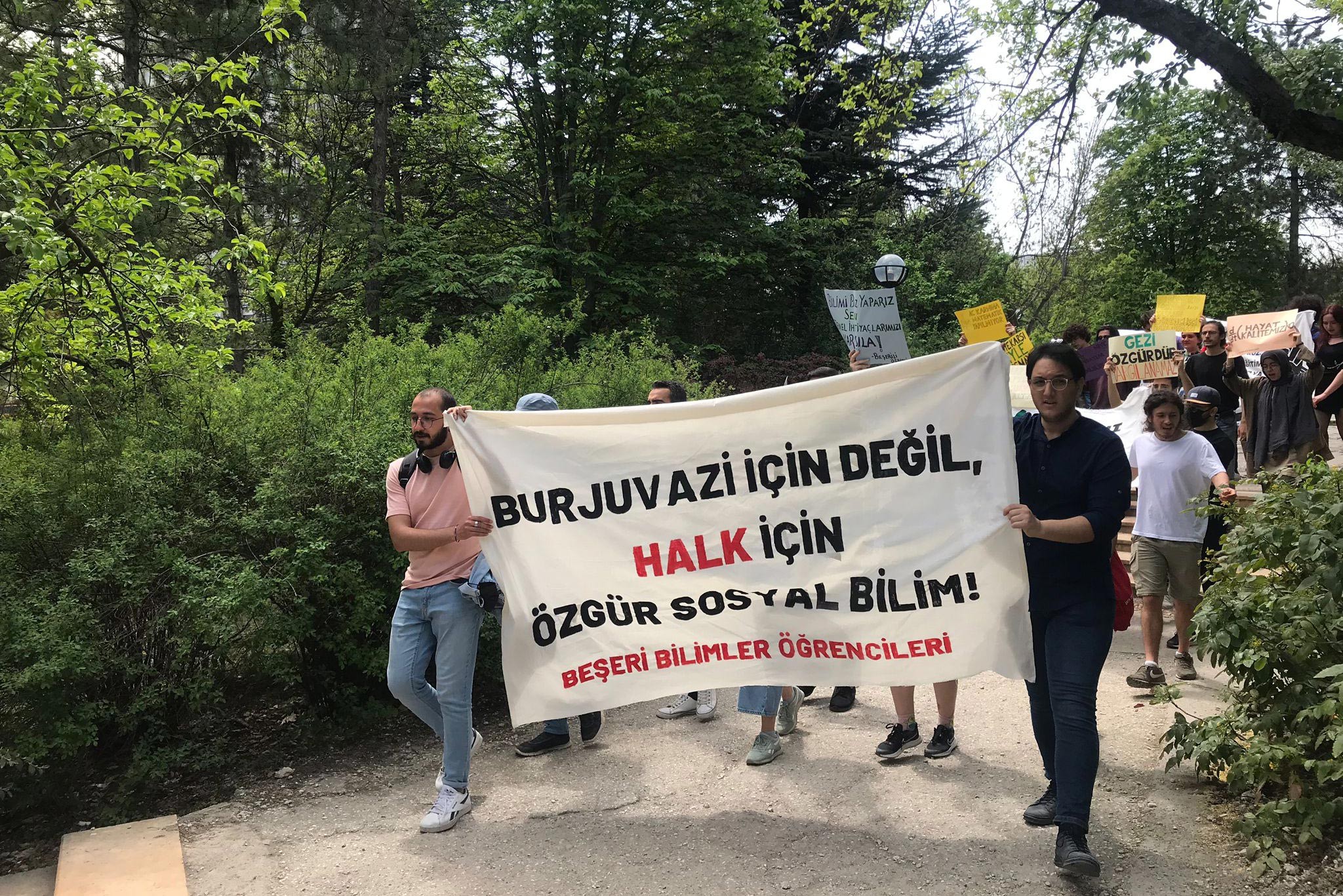 ODTÜ'lülerin 1 Mayıs pankartları