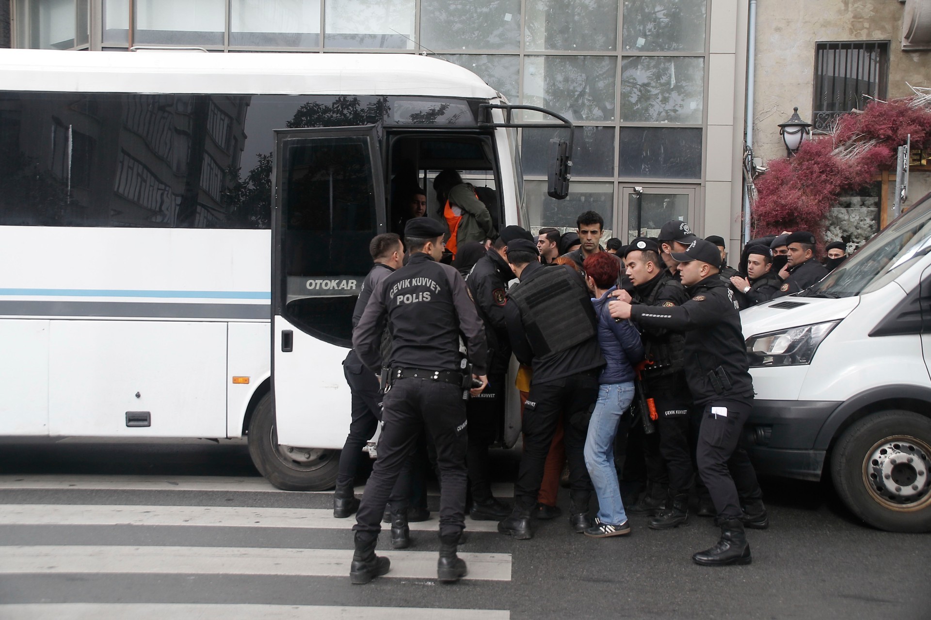 Polis gözaltı yaparken