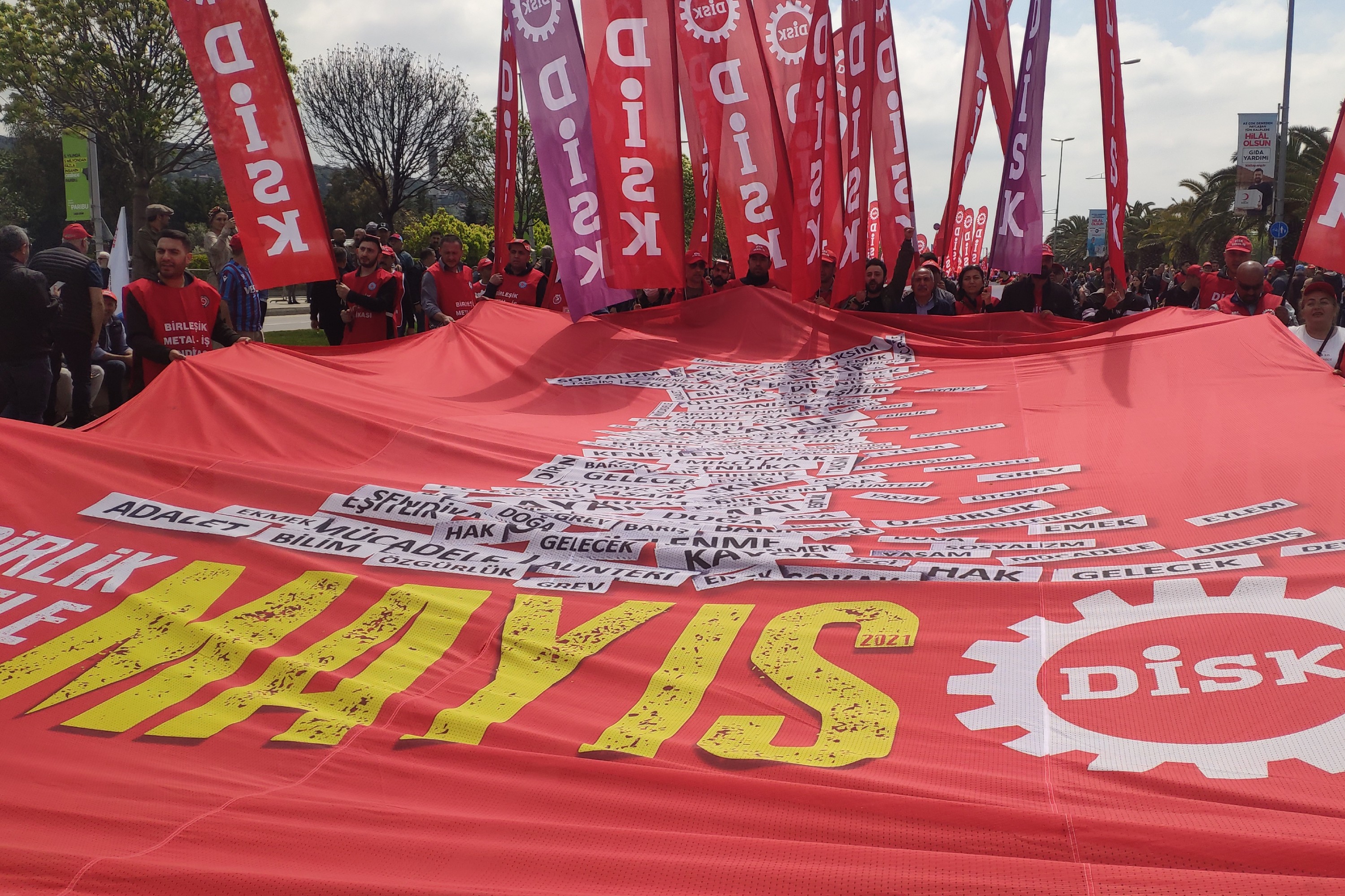 Maltepe 1 mayıs alanına giriş yapan DİSK korteji.