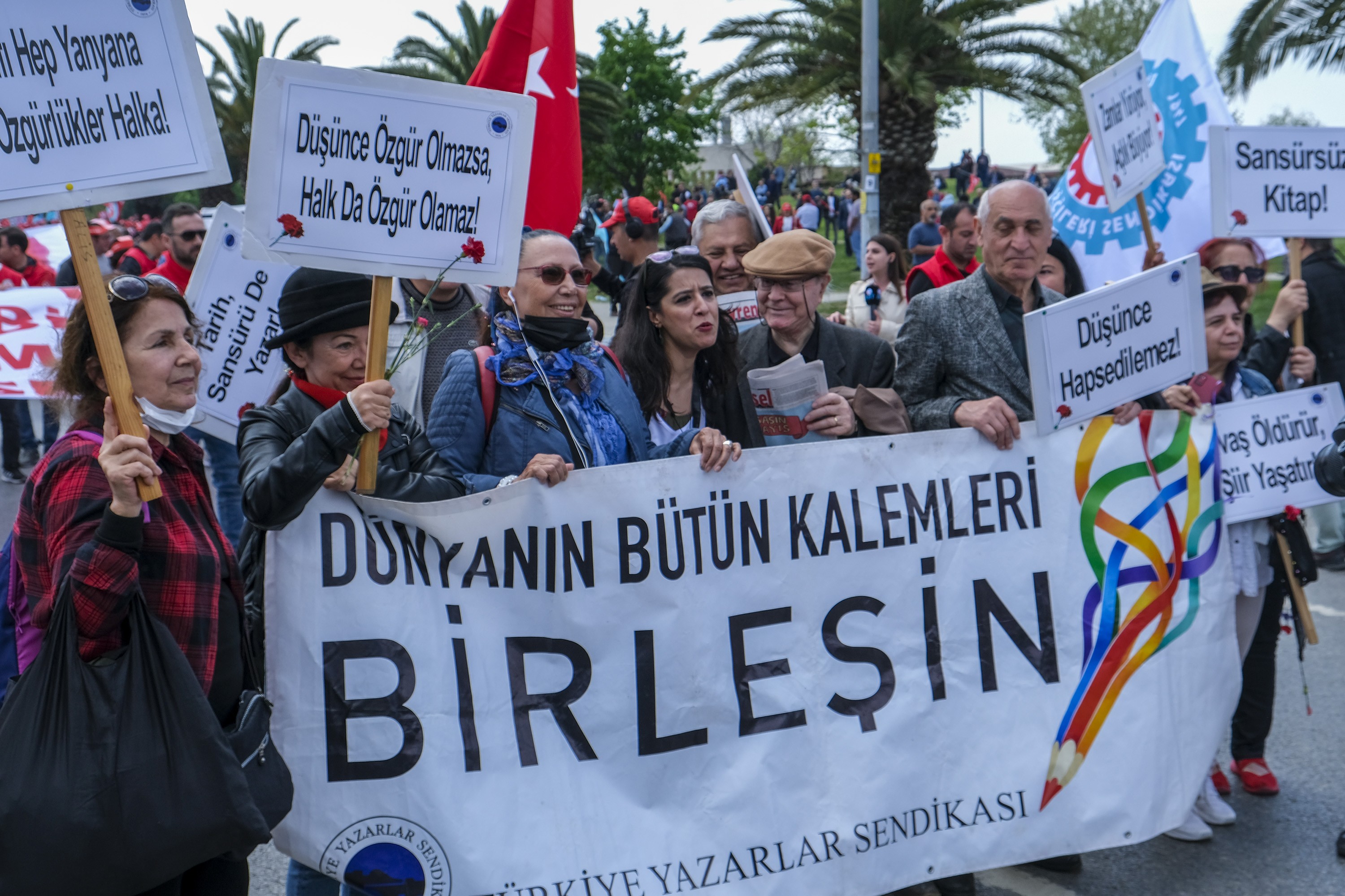 Türkiye Yazarlar Sendikasına ait bir pankart: Dünyanın bütün kalemleri, birleşin.