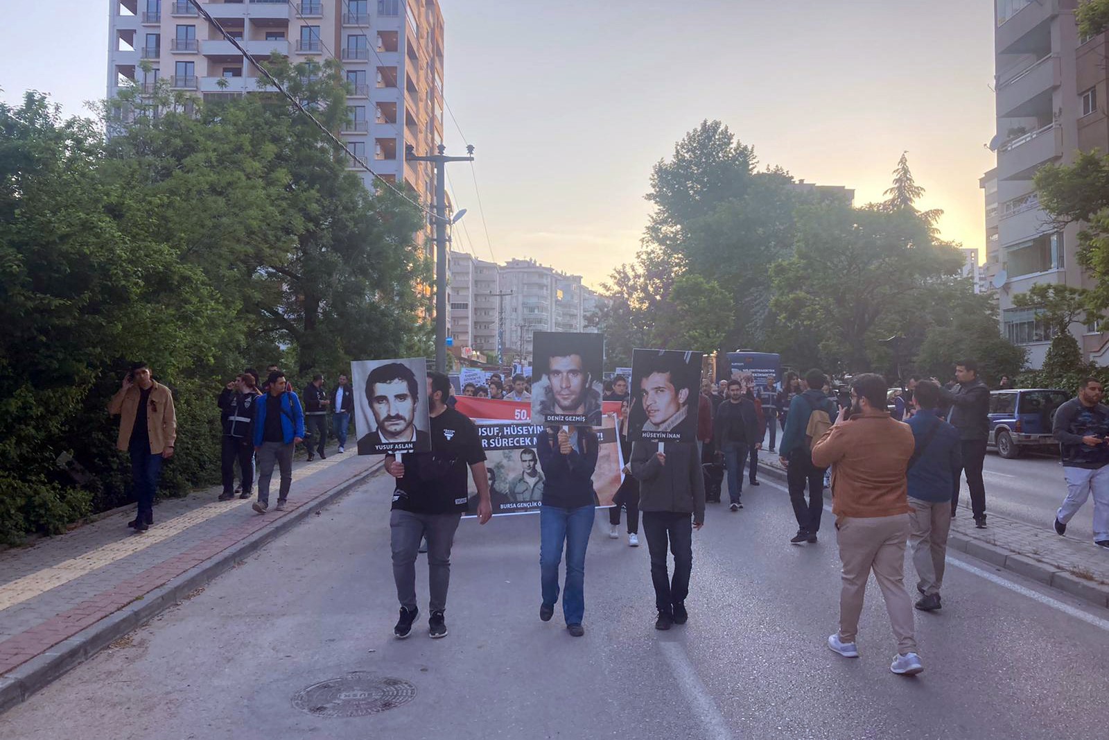 Yürüyüşte Deniz, Yusuf, Hüseyin'in fotoğrafları taşındı 