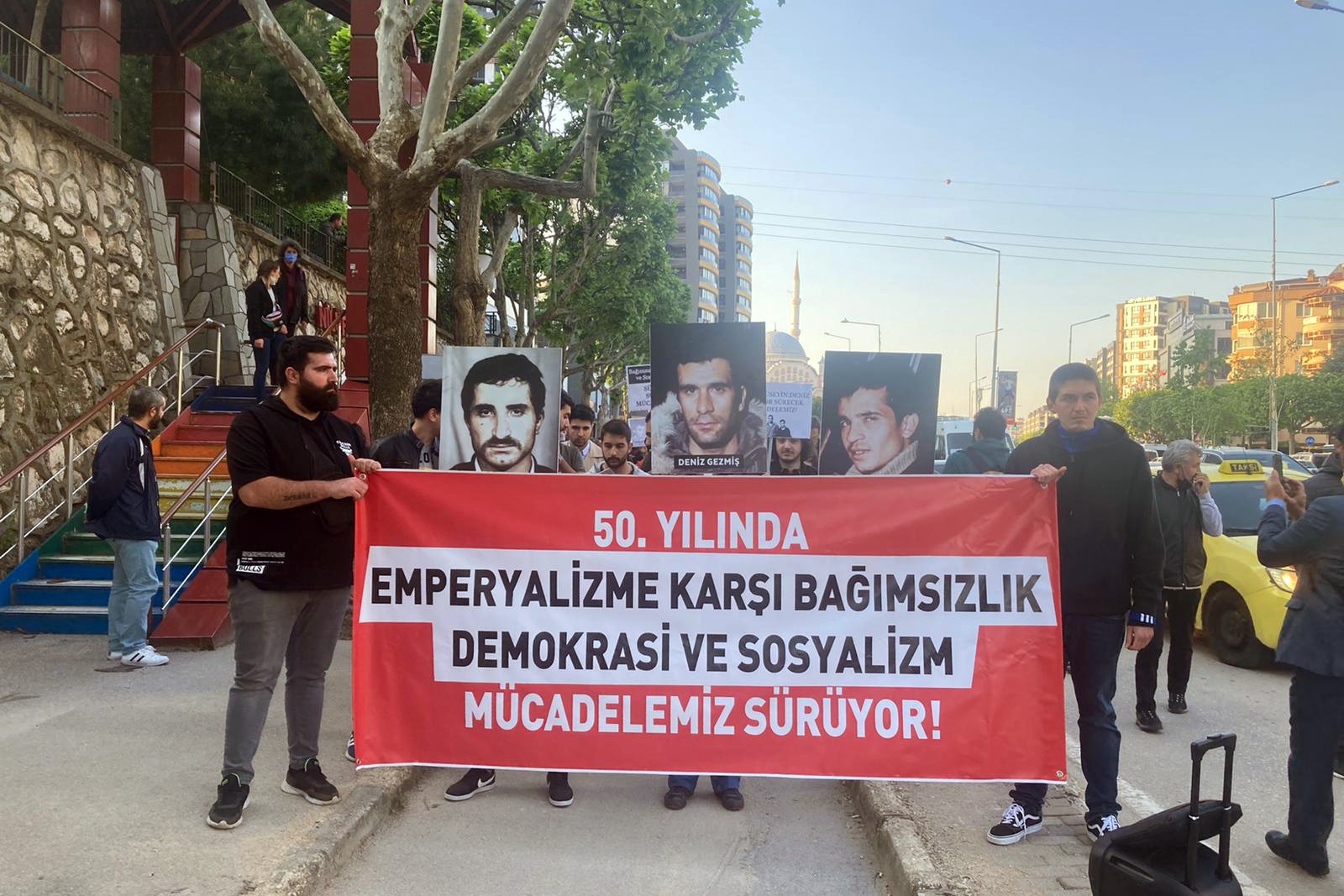 50. yılında emperyalizme karşı bağımsızlık demokrasi ve sosyalizm mücadelemiz sürüyor yazılı pankart