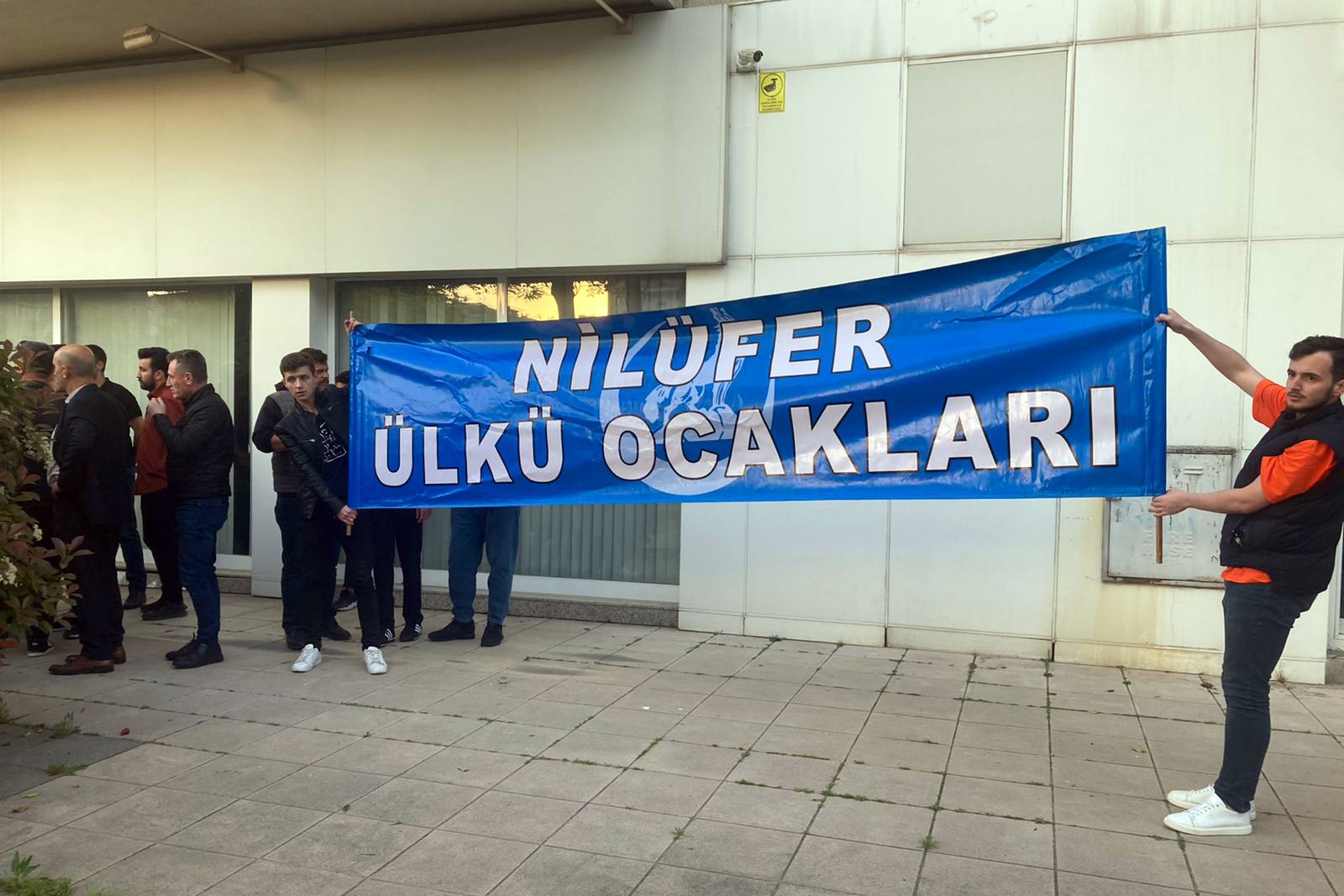 Nilüfer Ülkü Ocakları yazılı pankartı açan ülkücü grup 