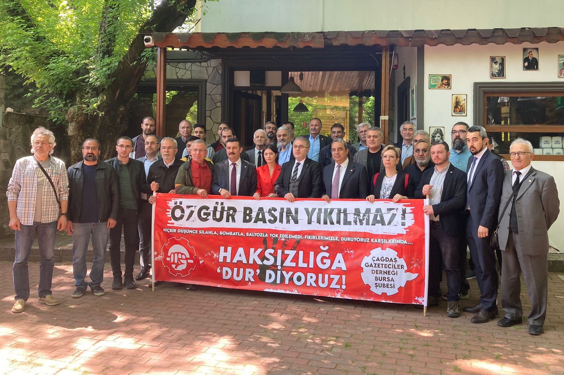 ÇGD Bursa Şube Başkanı Rabia Deniz, açıklama yaparken 