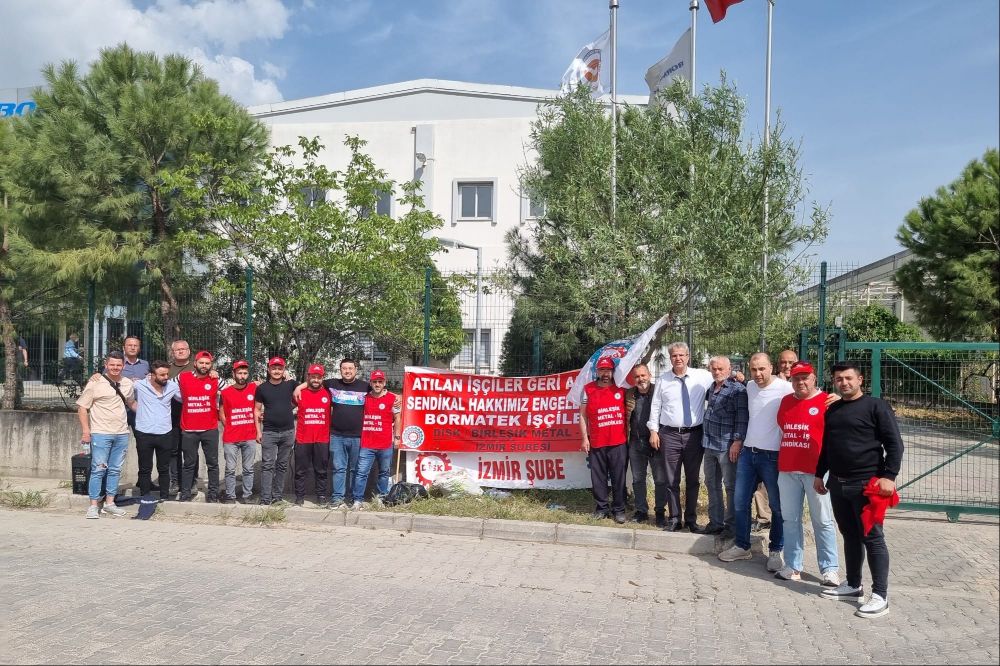 sendikalı oldukları için işten çıkarılan işçiler fabrika önünde 