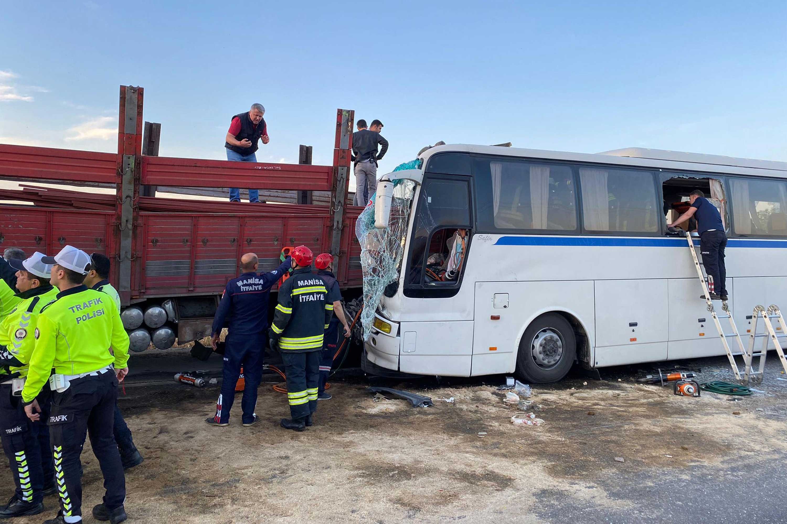 Manisa Turgutlu'da kamyona çarpan işçi servisi