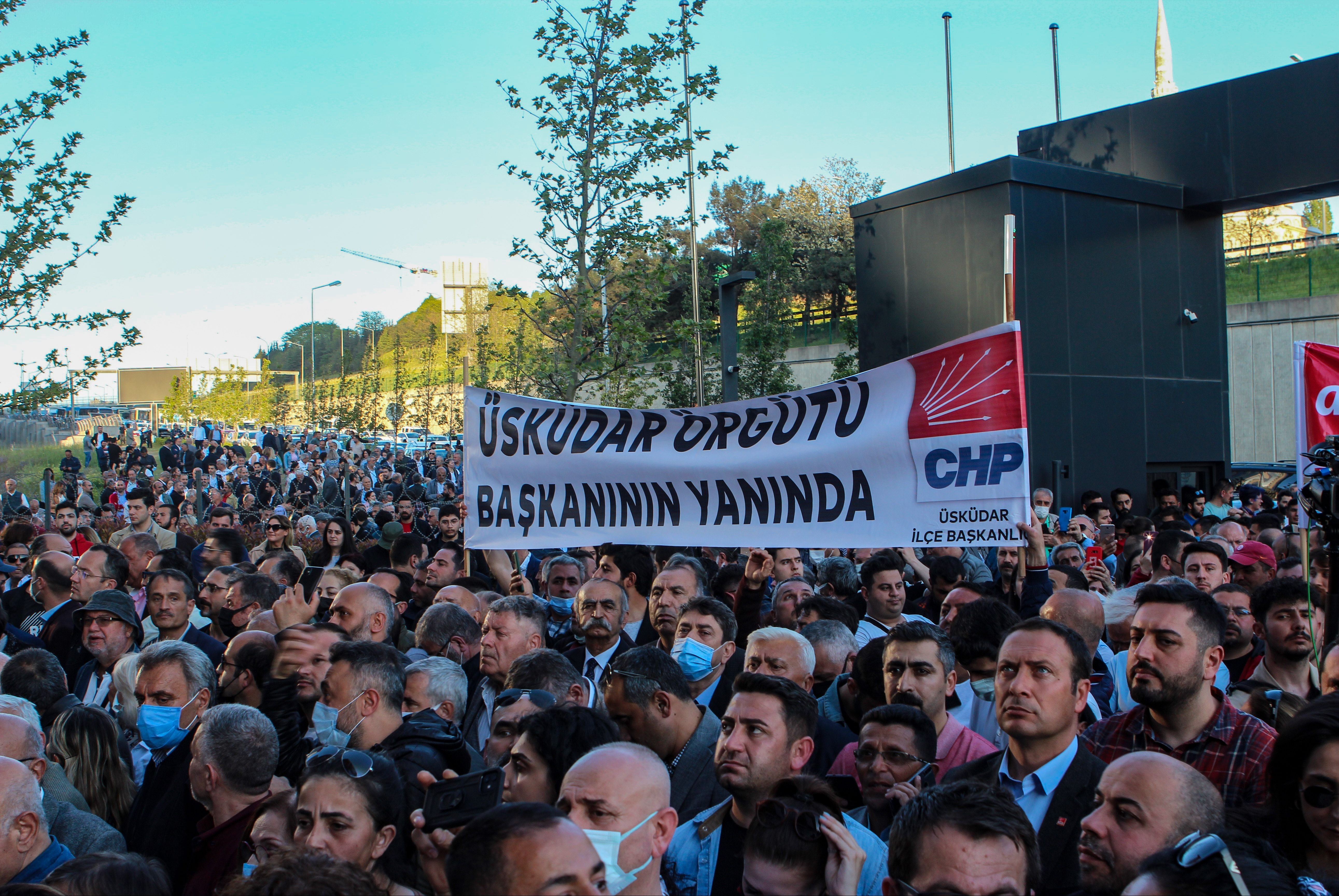 CHP üye ve yöneticileri Canan Kaftancıoğlunun cezalarının onaylanması üzerine CHP İstanbul İl Örgütü önünde toplandı