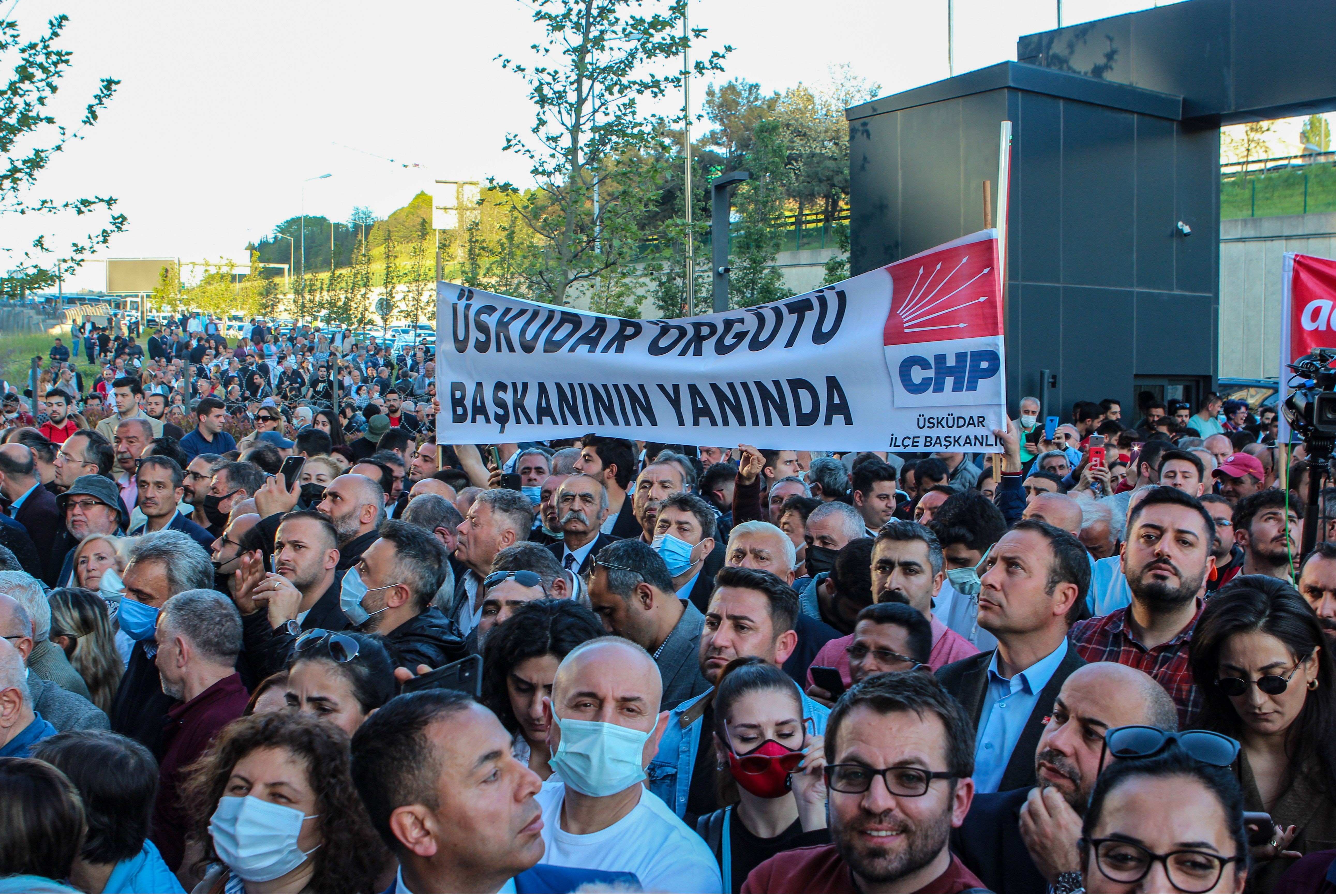 CHP üye ve yöneticileri Canan Kaftancıoğlunun cezalarının onaylanması üzerine CHP İstanbul İl Örgütü önünde toplandı