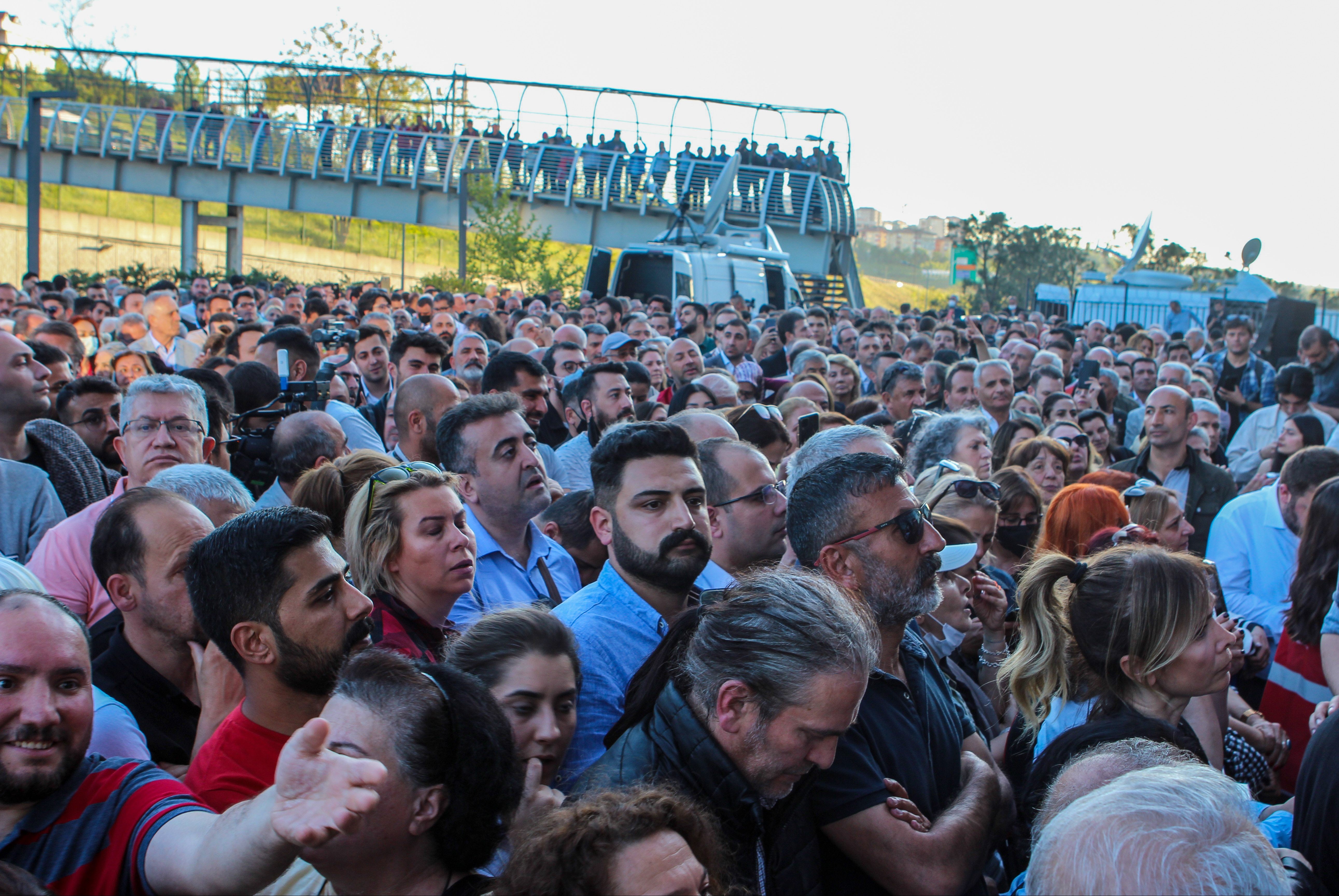 CHP üye ve yöneticileri Canan Kaftancıoğlunun cezalarının onaylanması üzerine CHP İstanbul İl Örgütü önünde toplandı