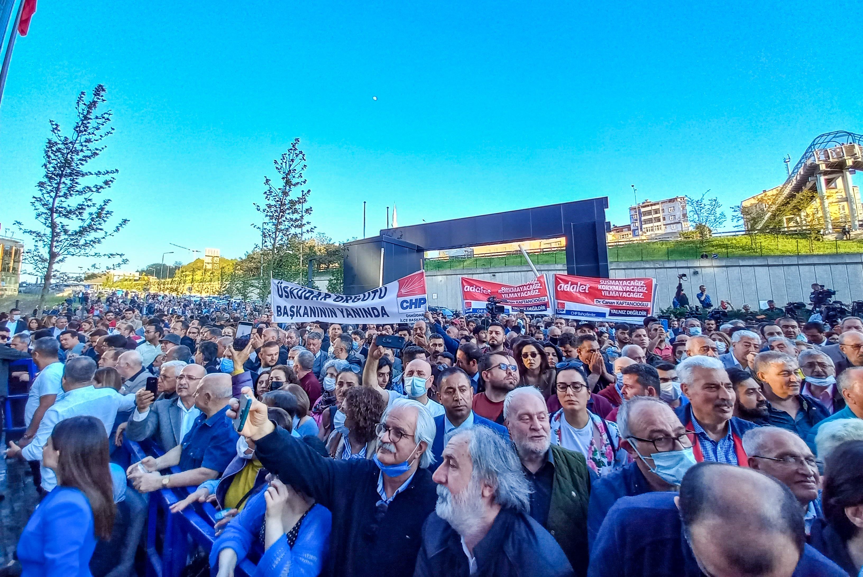 CHP üye ve yöneticileri Canan Kaftancıoğlunun cezalarının onaylanması üzerine CHP İstanbul İl Örgütü önünde toplandı