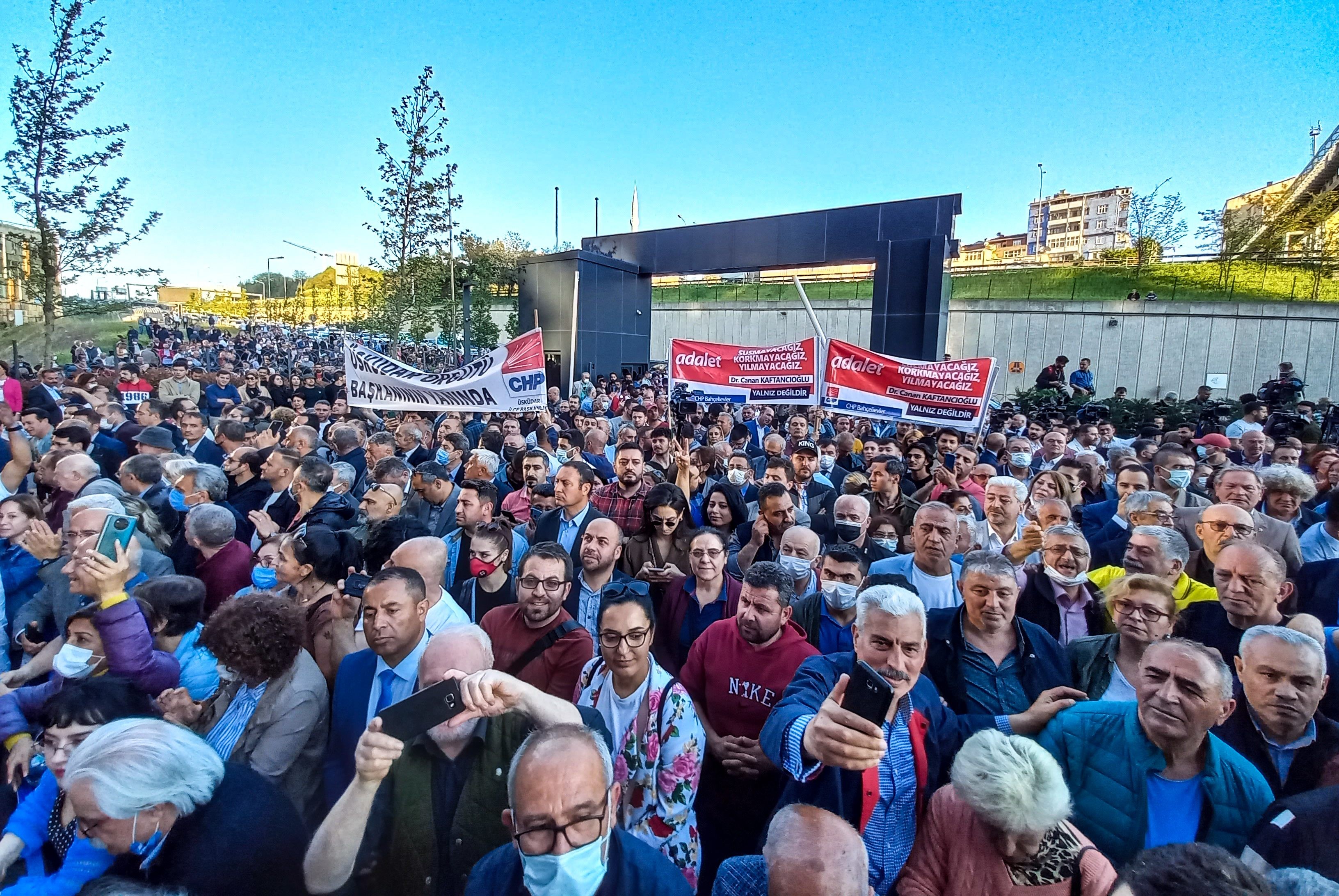 CHP üye ve yöneticileri Canan Kaftancıoğlunun cezalarının onaylanması üzerine CHP İstanbul İl Örgütü önünde toplandı