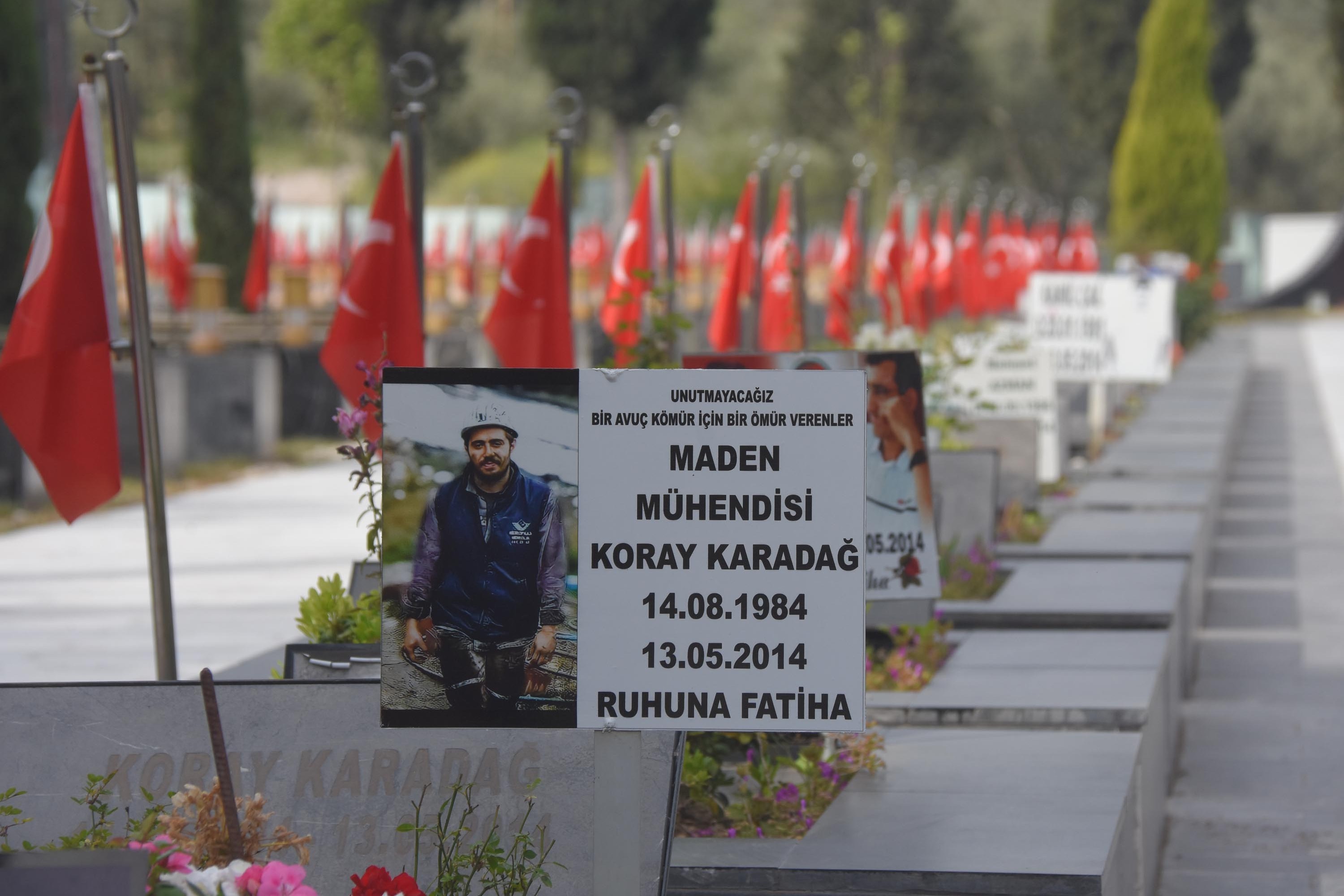 Soma katliamında yaşamını yitiren işçilerin mezarları