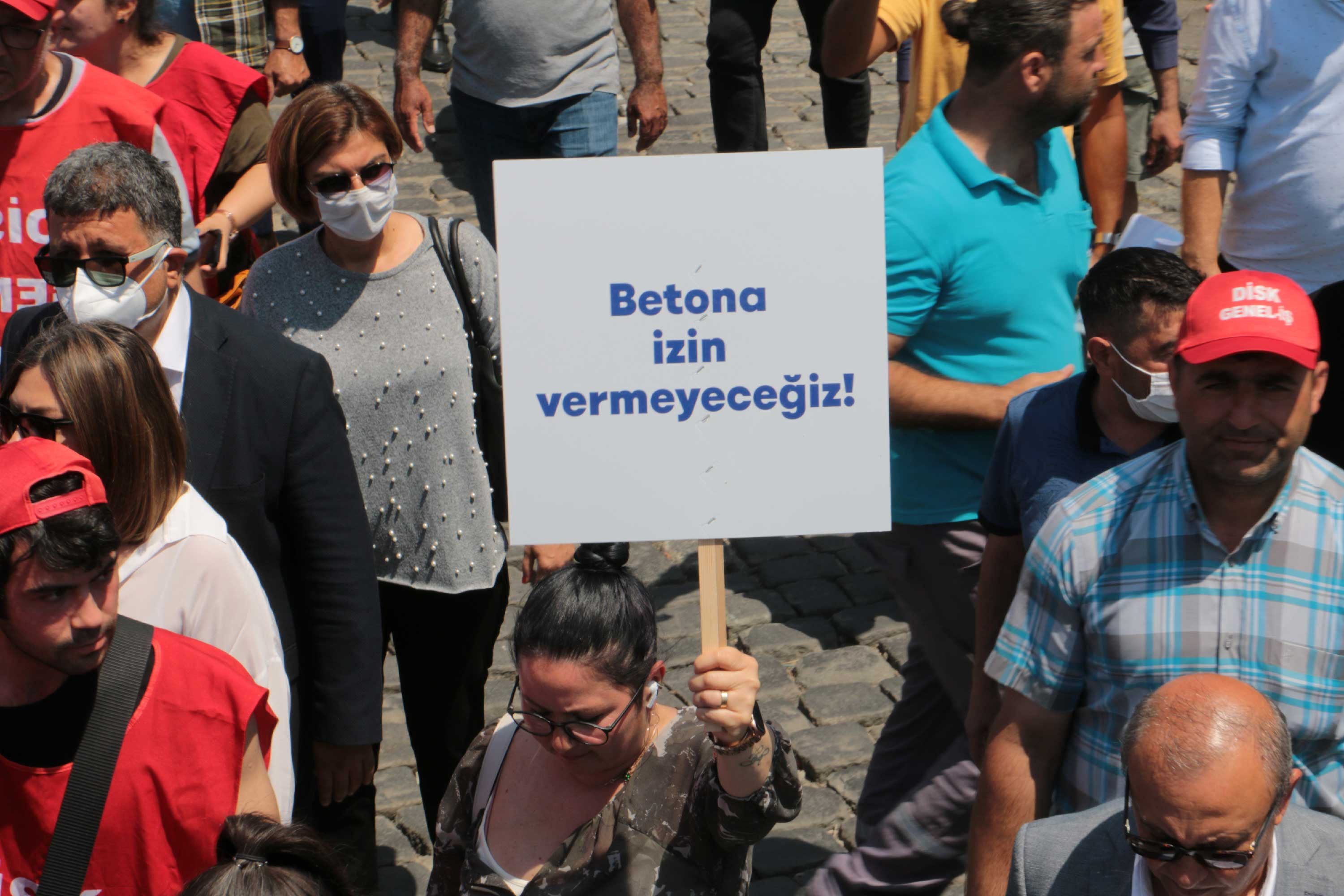 Çeşme projesine karşı düzenlenen kitlesel miting