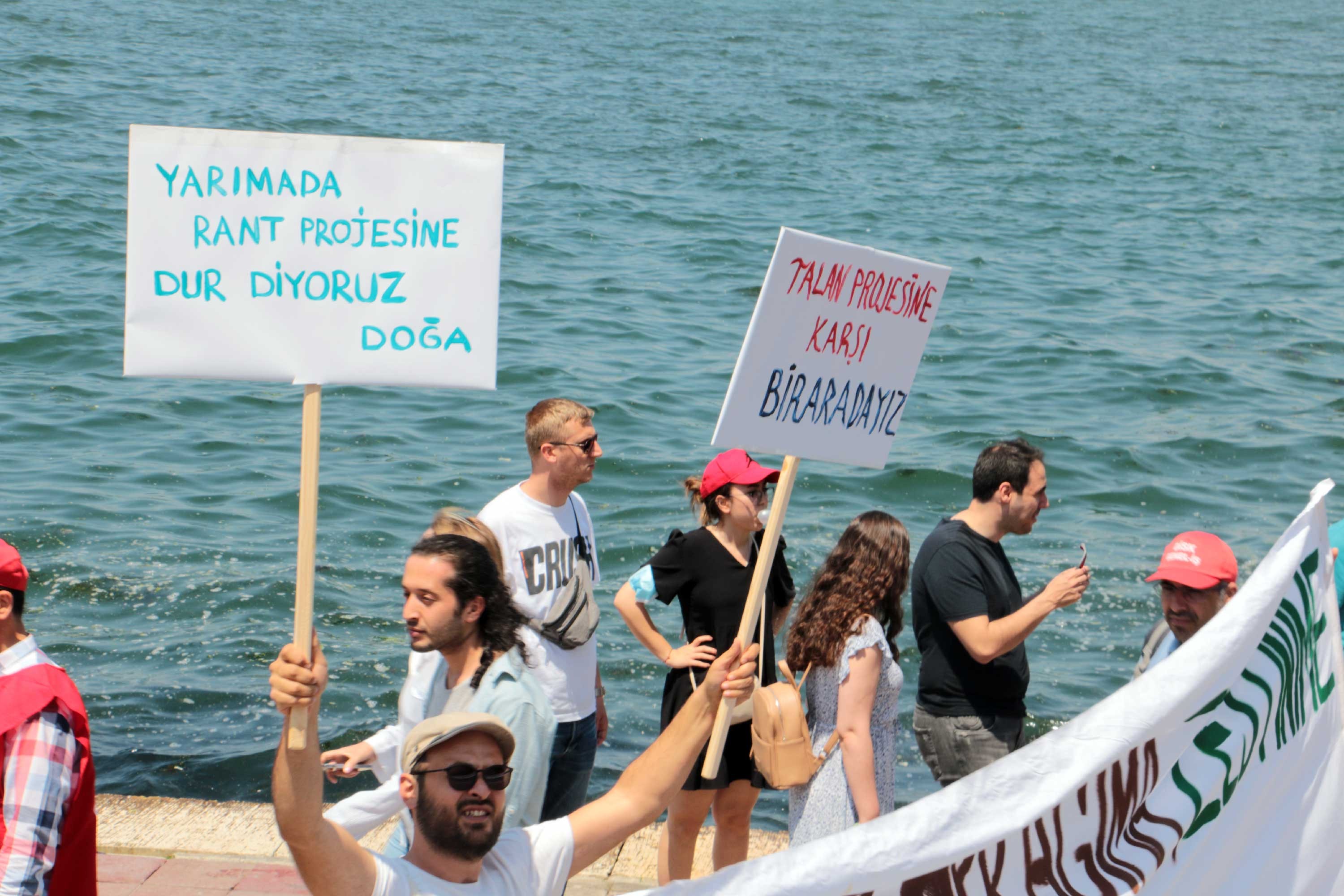 Çeşme projesine karşı düzenlenen kitlesel miting