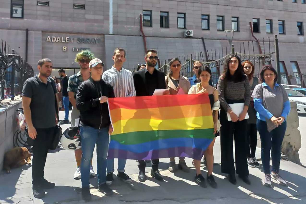 Eskişehir Adliyesi önünde açıklama yapan LGBTİ'ler