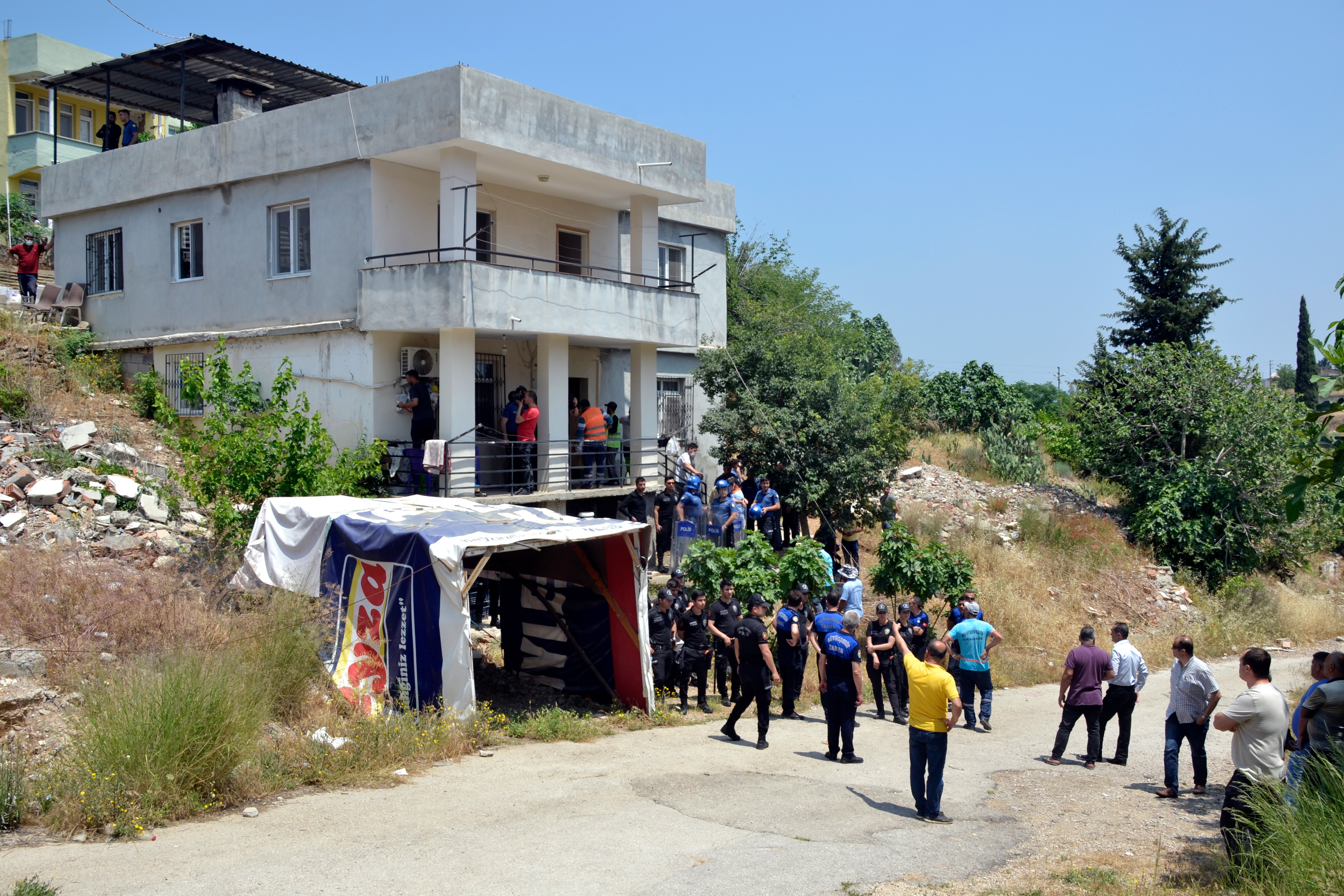 Adana Göl Mahallesi'nde belediyenin evlerini yıkmak istediği yurttaşlar.