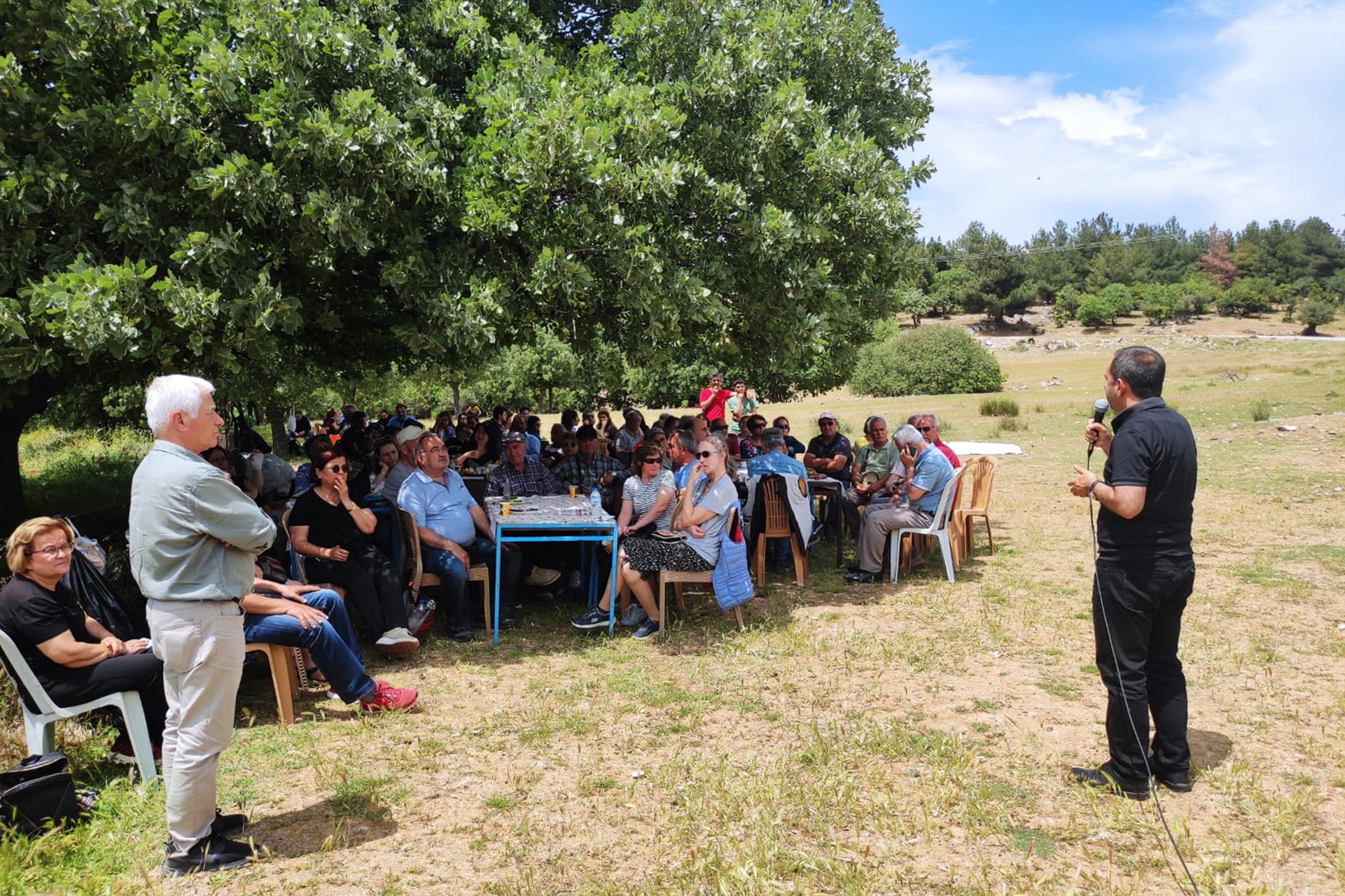 Emek Partisi Genel Başkanı Ercüment Akdeniz Çanakkale'de Evrensel Gazetesi ile dayanışma etkinliğinde konuşurken.