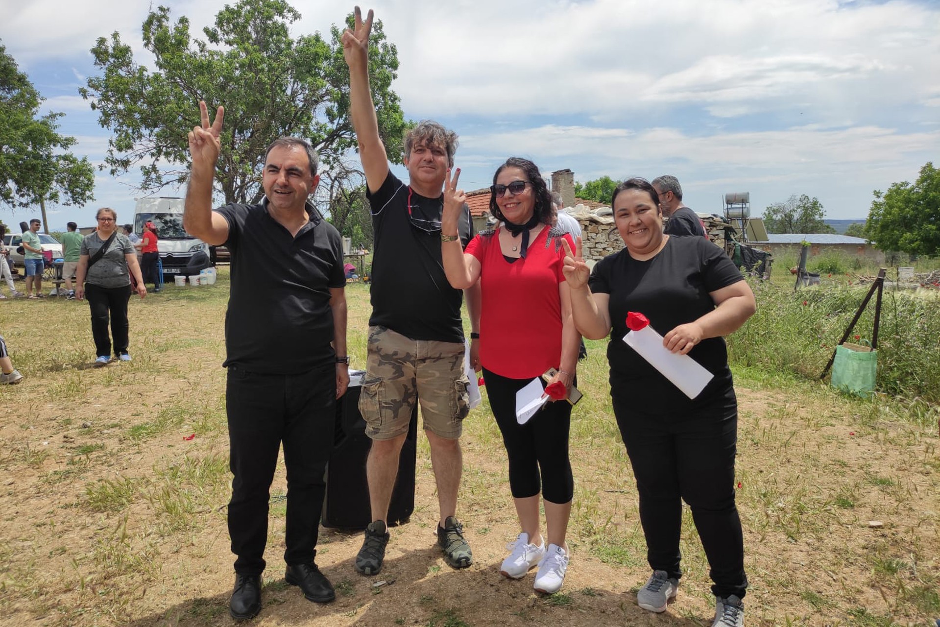 Emek Partisi Genel Başkanı Ercüment Akdeniz, Çanakkale'de katıldığı etkinlikte partilerine yeni üye olan 4 kişiyle yan yana geldi.