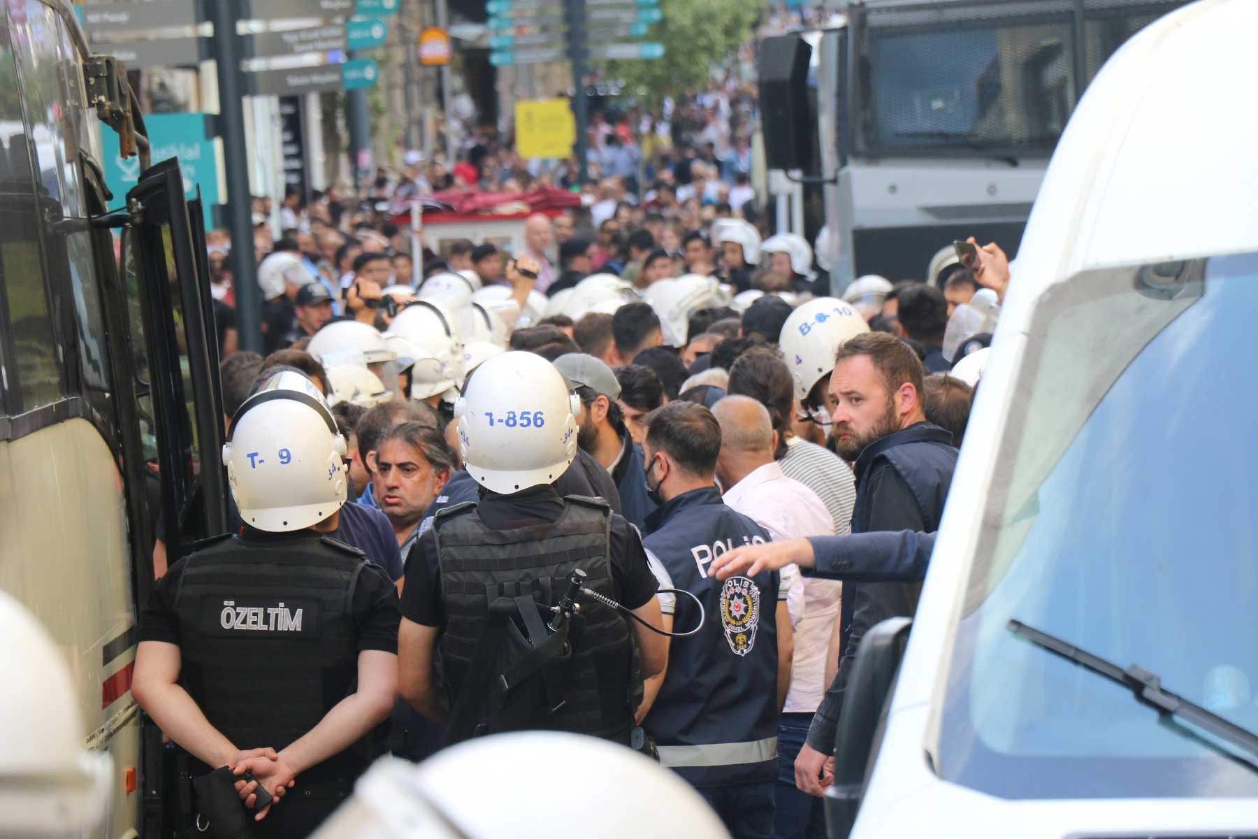 Pençe kilit operasyonuna karşı yürüyüş düzenleyen HDK ve HDP'liler ve yürüyüşe müdahale eden polis 