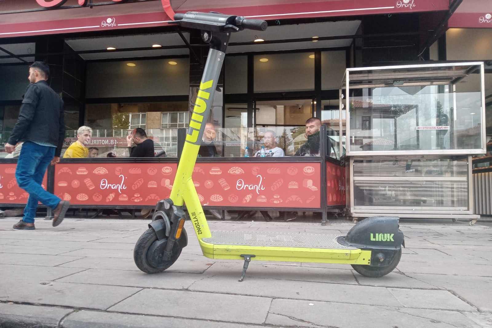 Kaldırımda terk edilmiş scooter