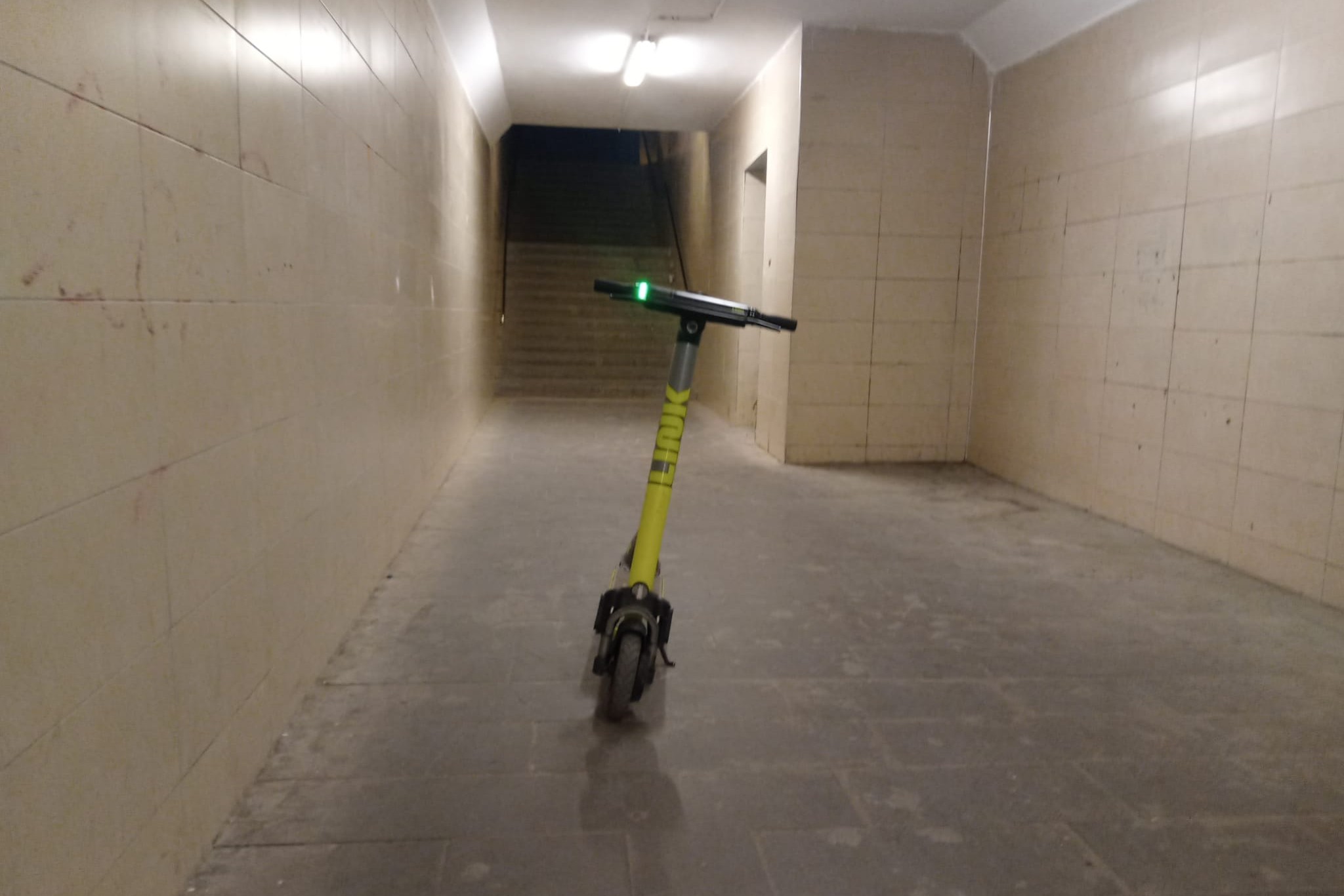 Çankaya-Cebeci’de bulunan alt geçidin ortasına park edilmiş bir elektrikli scooter.  