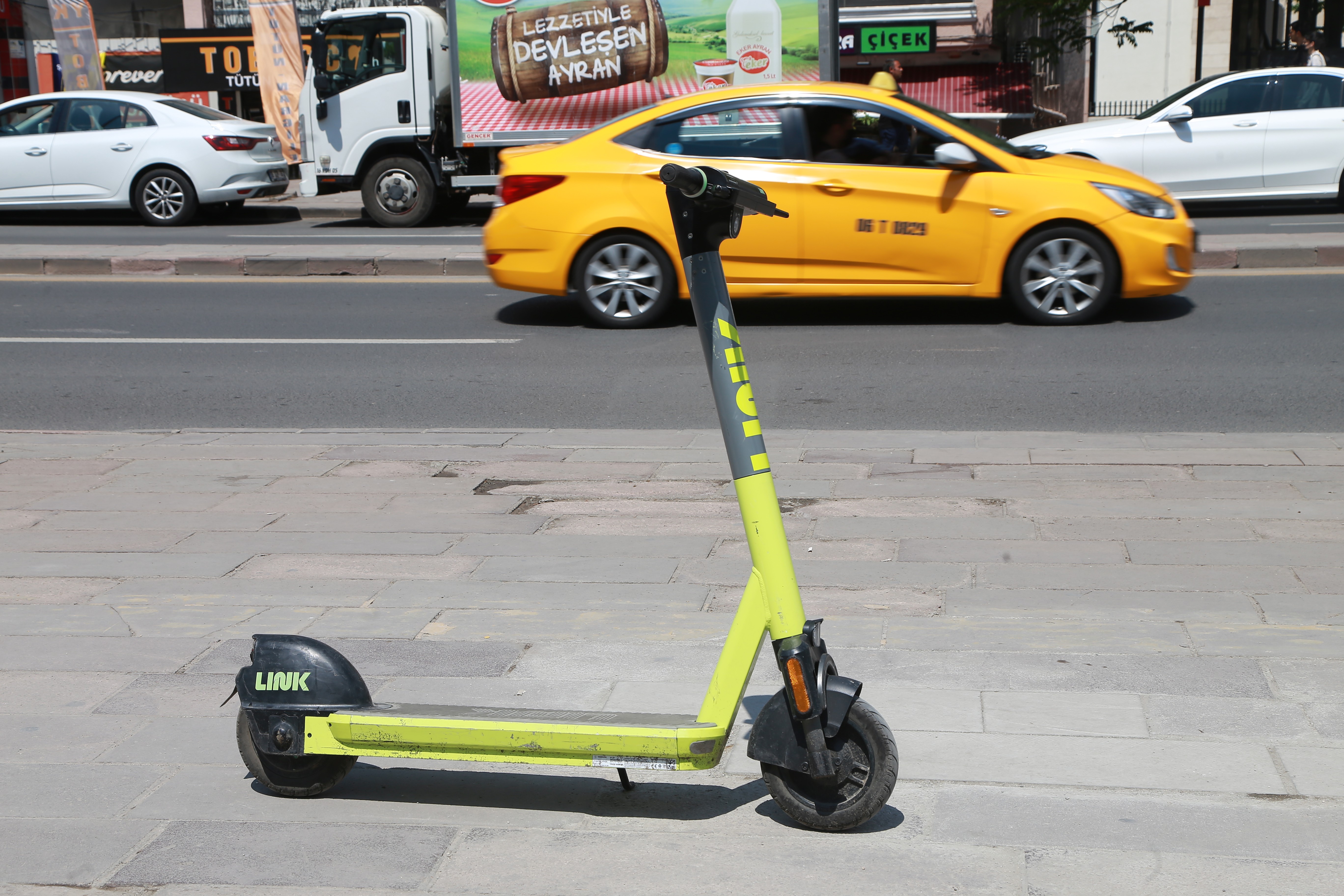 Cemal Gürsel Caddesi’nde yaya geçidinin tam ortasına park edilmiş. 