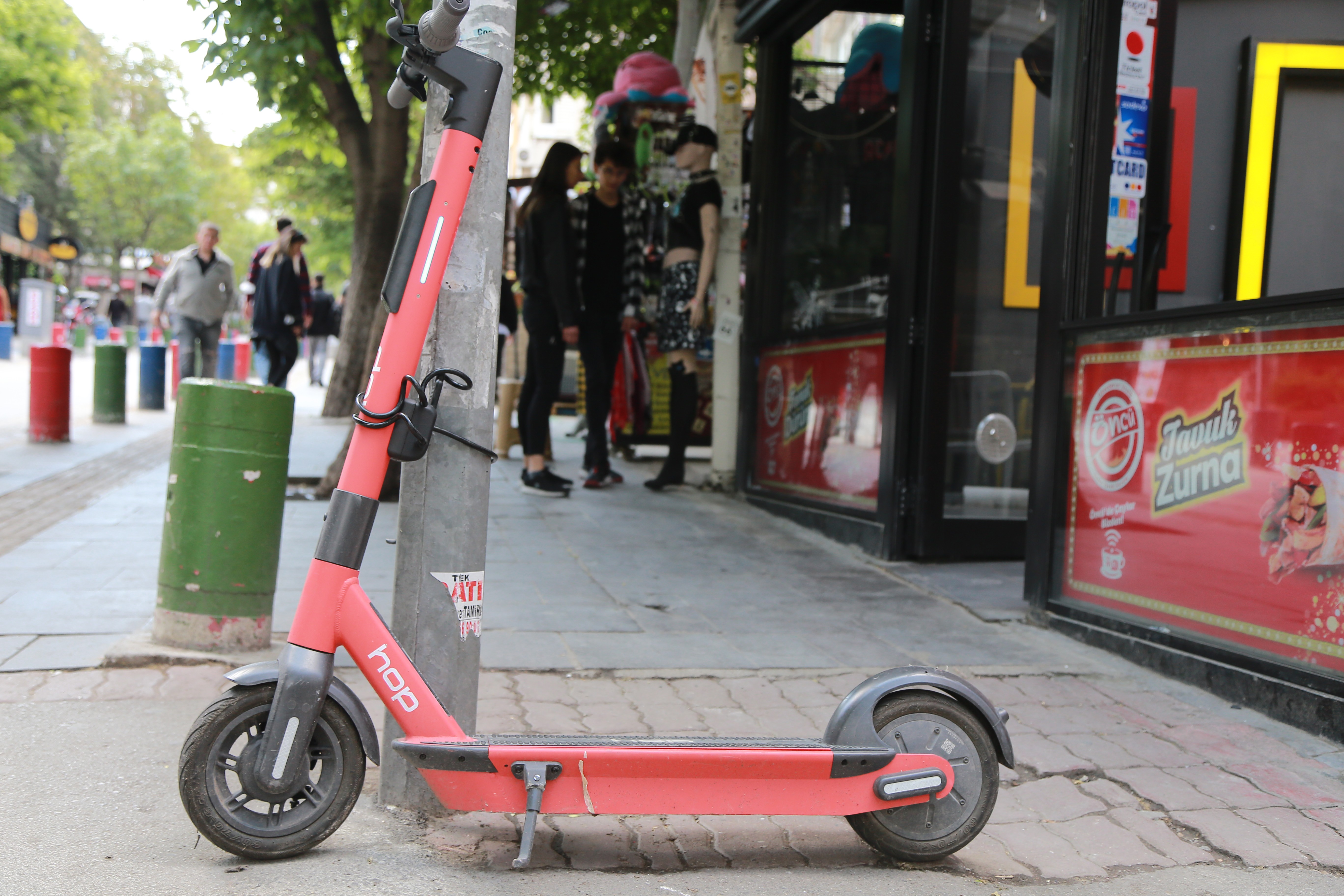 Selanik Caddesi’ndeki kaldırımın ortasına park edilmiş. 