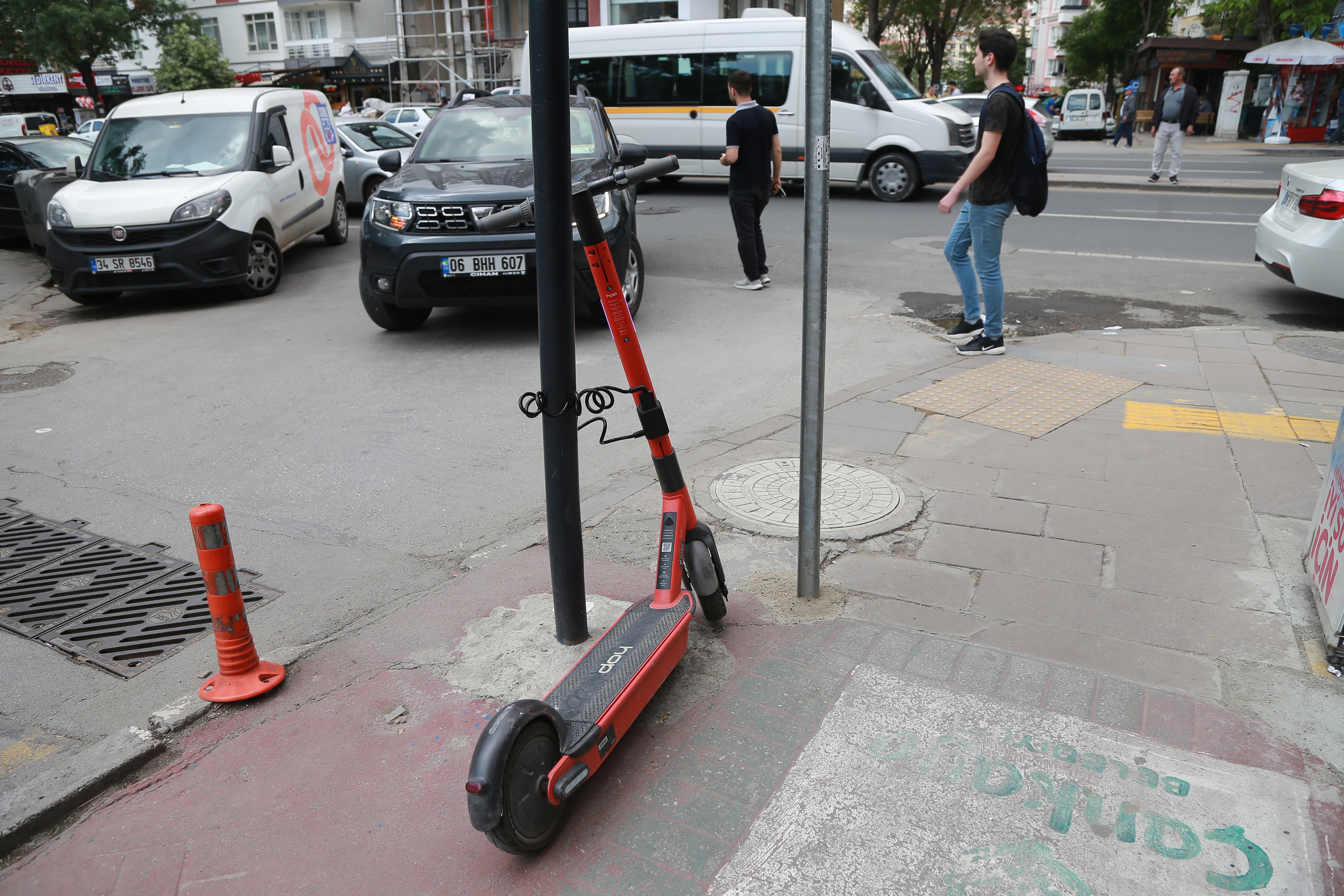 Yeni Acun Sokak’taki engelli rampasının önüne park edilmiş.