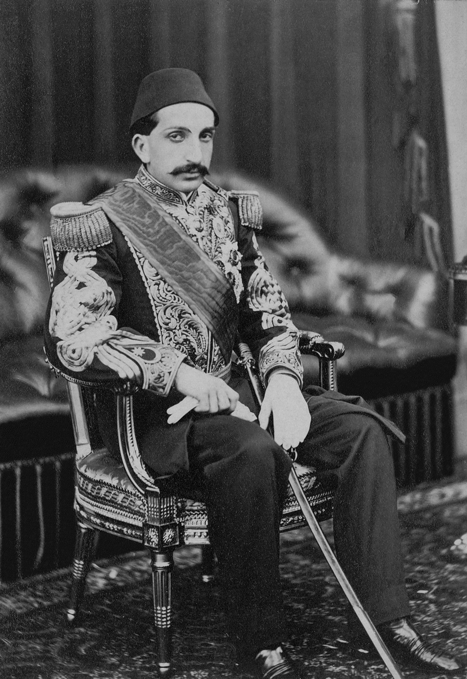 Koltukta oturan Abdülhamid