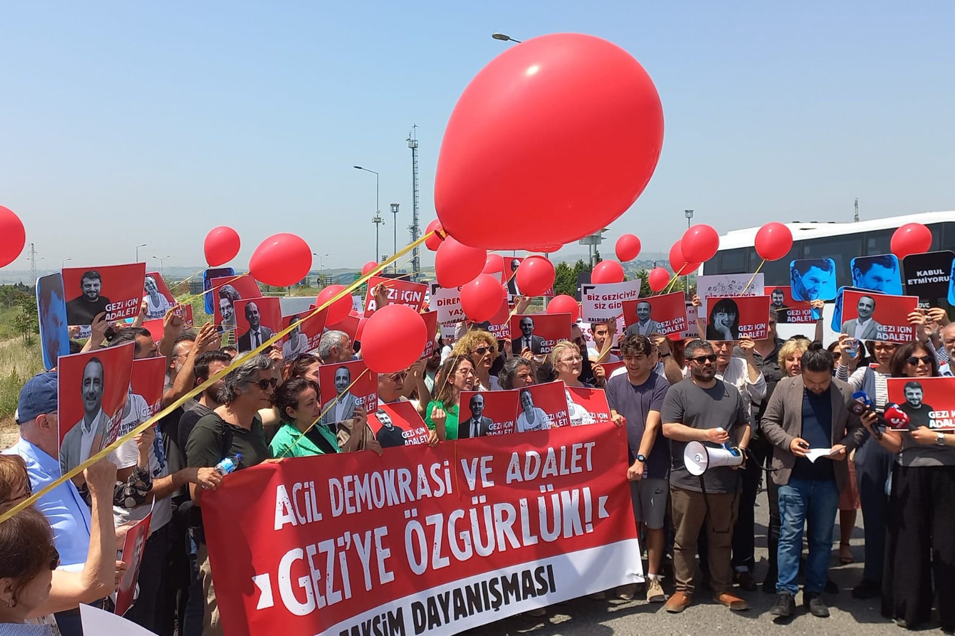 Gezi direnişinin 9. yılında Taksim Dayanışmasının çağrısıyla Silivri Cezaevi önünde yapılan basın açıklamasından bir fotoğraf.