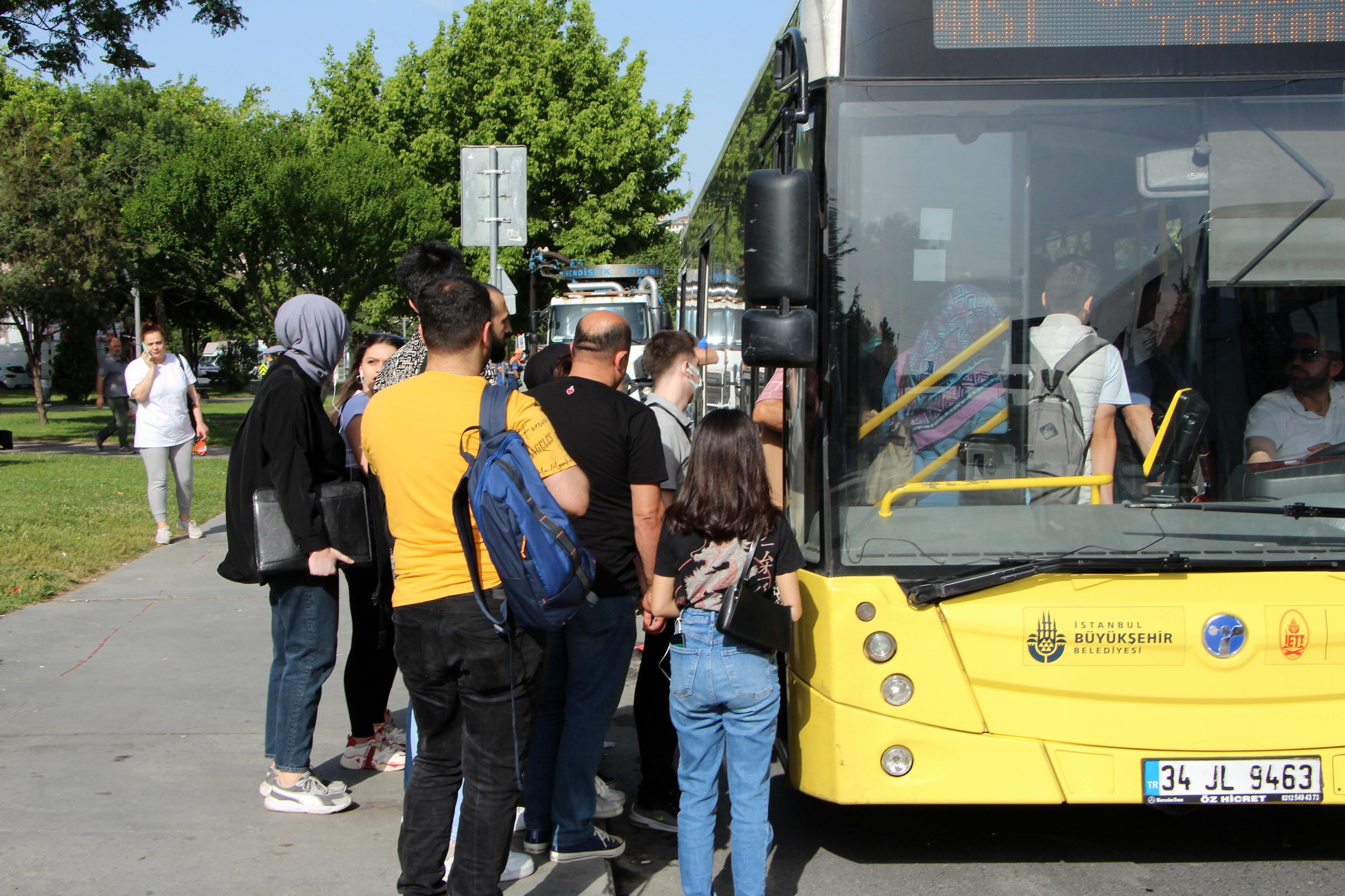 Sıkış tıkış otobüste çoğu maskesiz yolcular