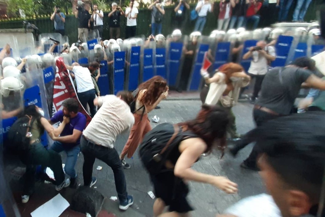 polis kalkanları, kalabalık, kaçışan insanlar