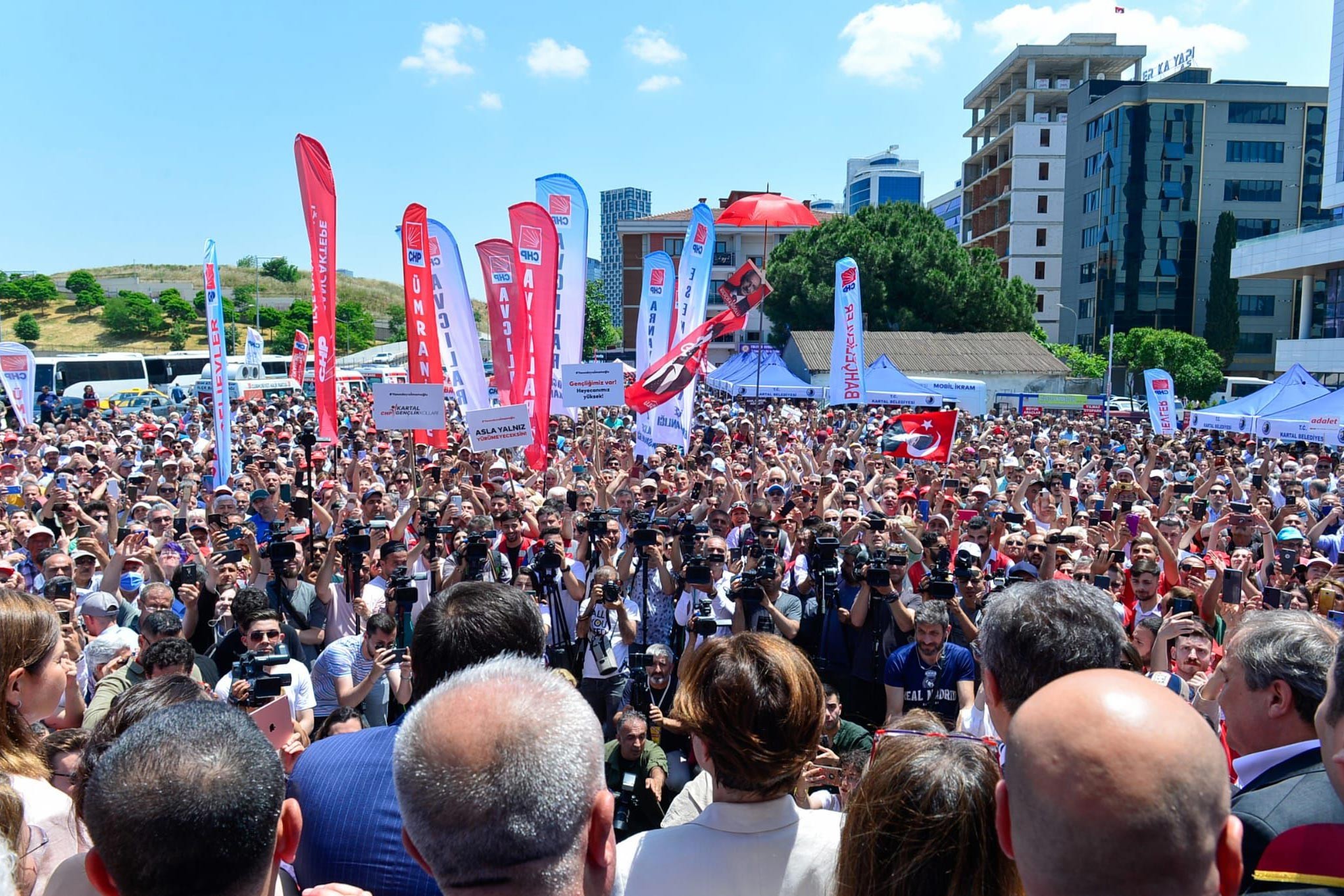 Canan Kaftacıoğlu adliye önündeki kalabalığa sesleniyor.