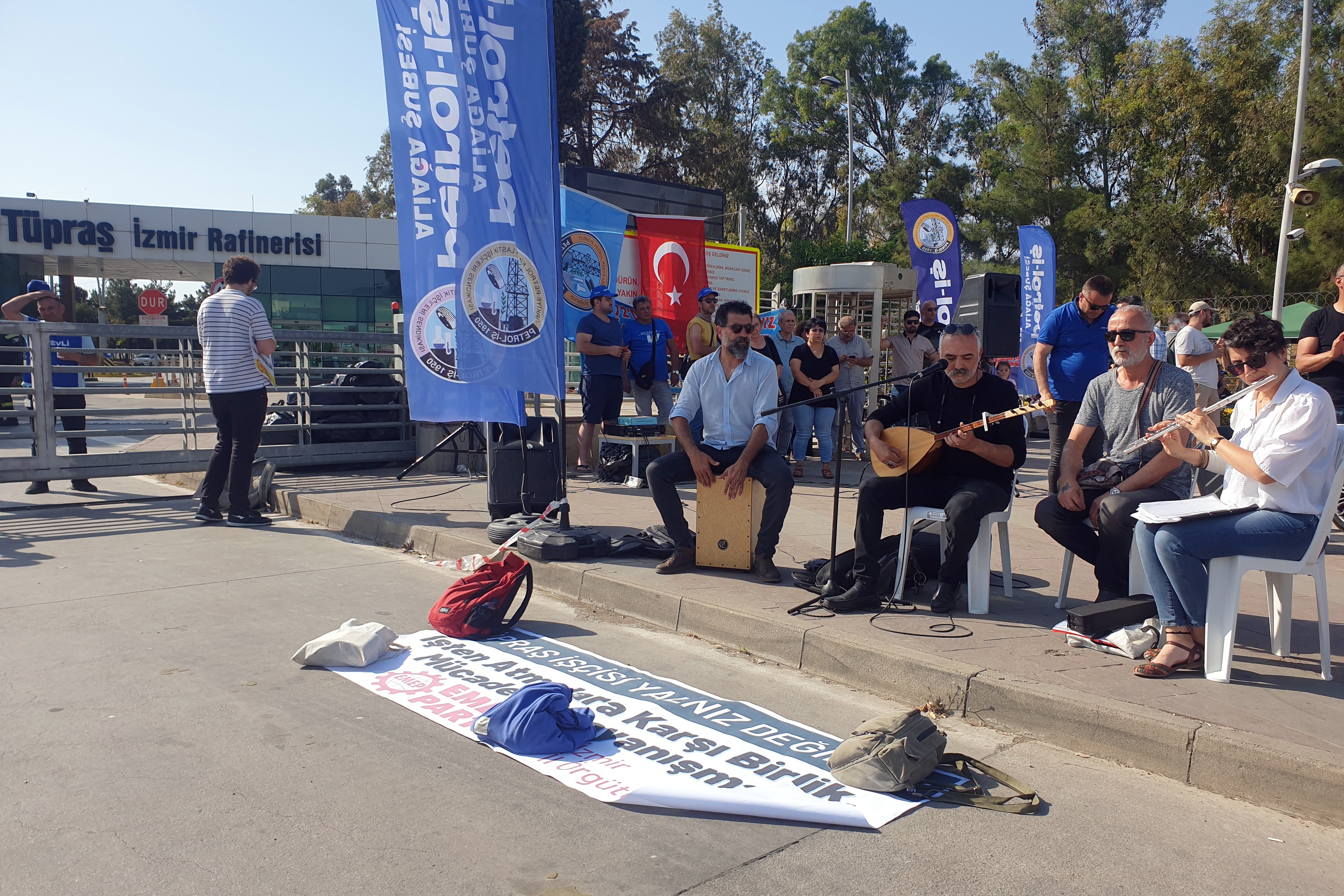 Emek Partisi (EMEP) İzmir İl Örgütü'nün TÜPRAŞ işçilerini ziyaretinden bir fotoğraf.