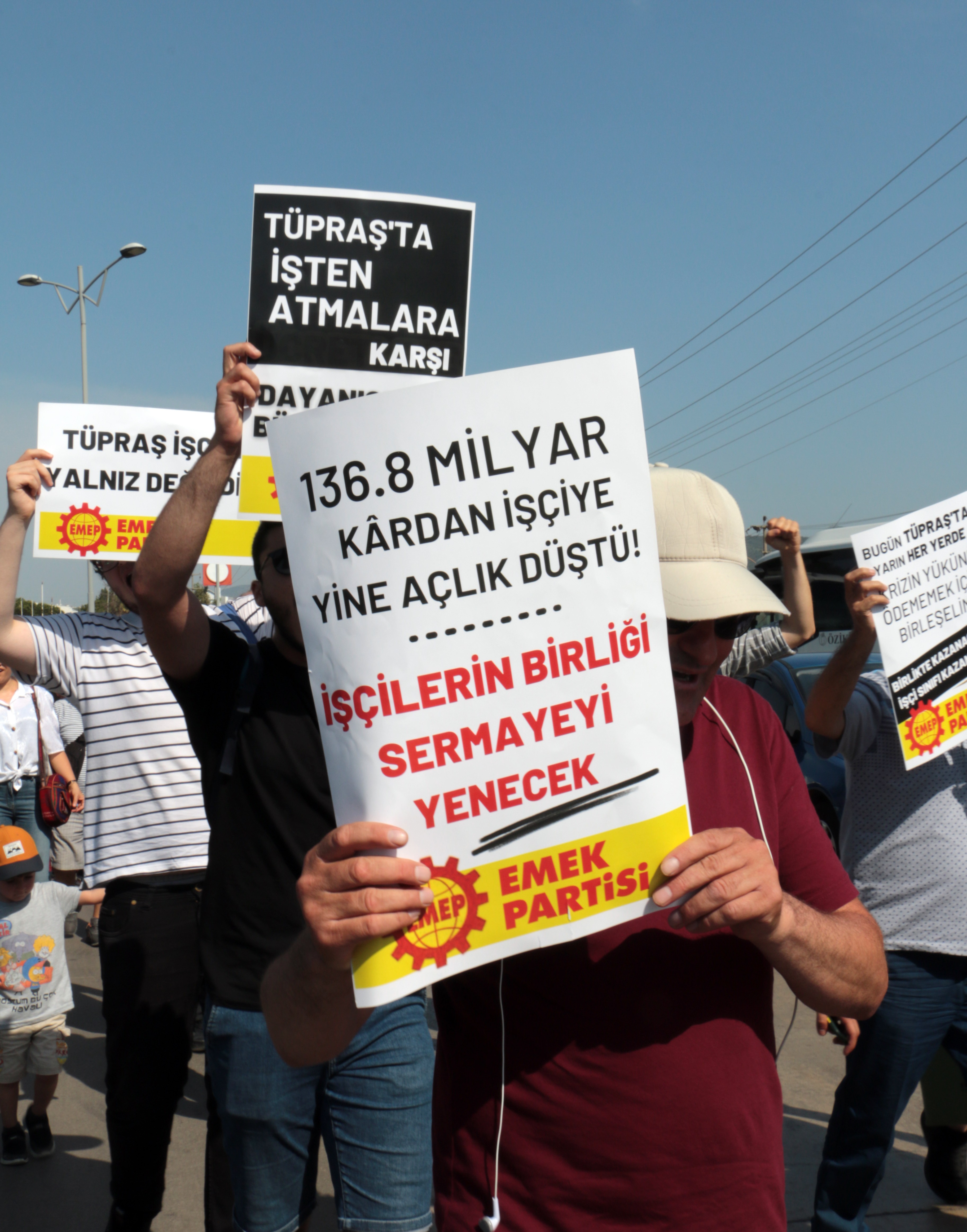 Emek Partisi (EMEP) İzmir İl Örgütü'nün TÜPRAŞ işçilerini ziyaretinden bir fotoğraf.