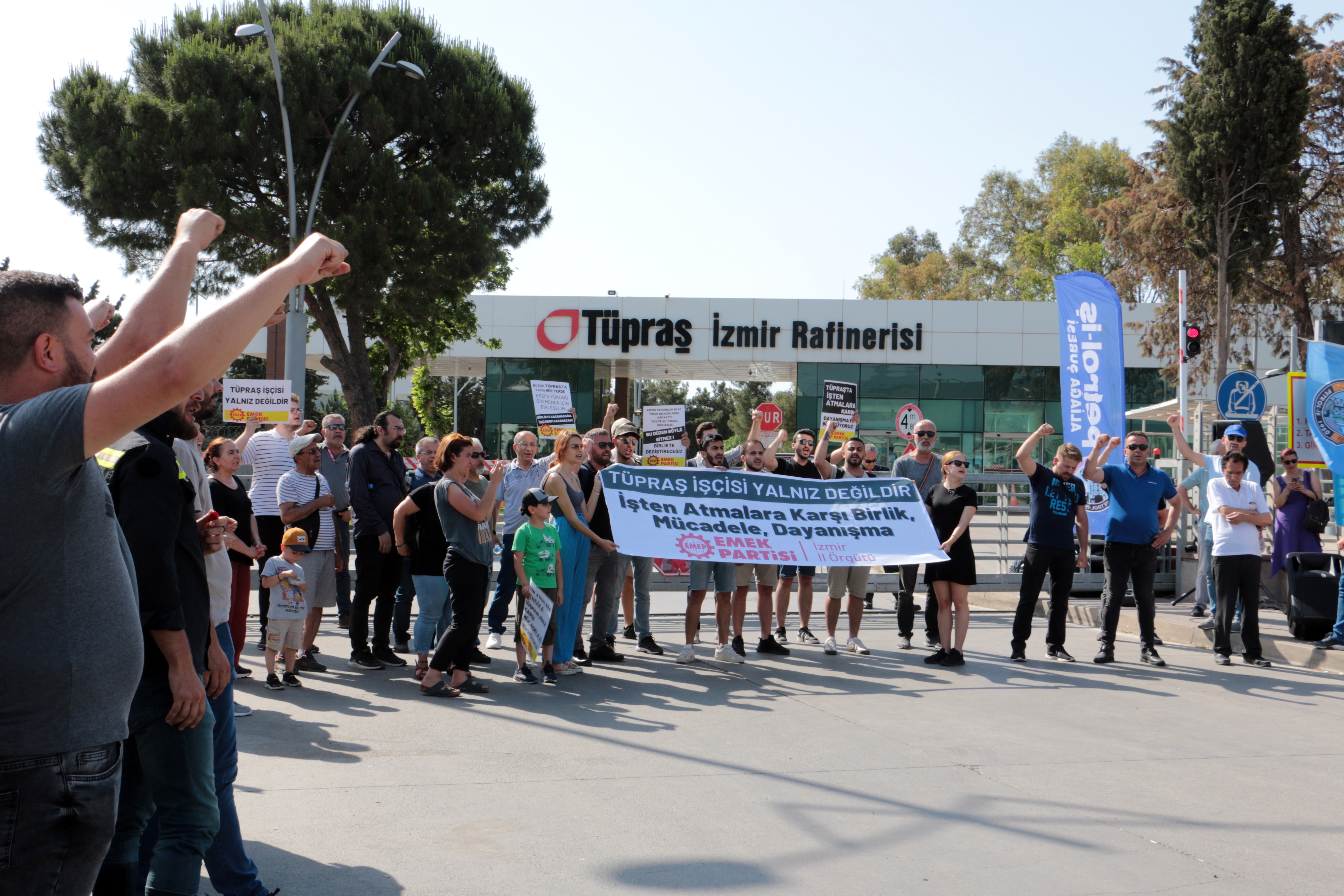 Emek Partisi (EMEP) İzmir İl Örgütü'nün TÜPRAŞ işçilerini ziyaretinden bir fotoğraf.