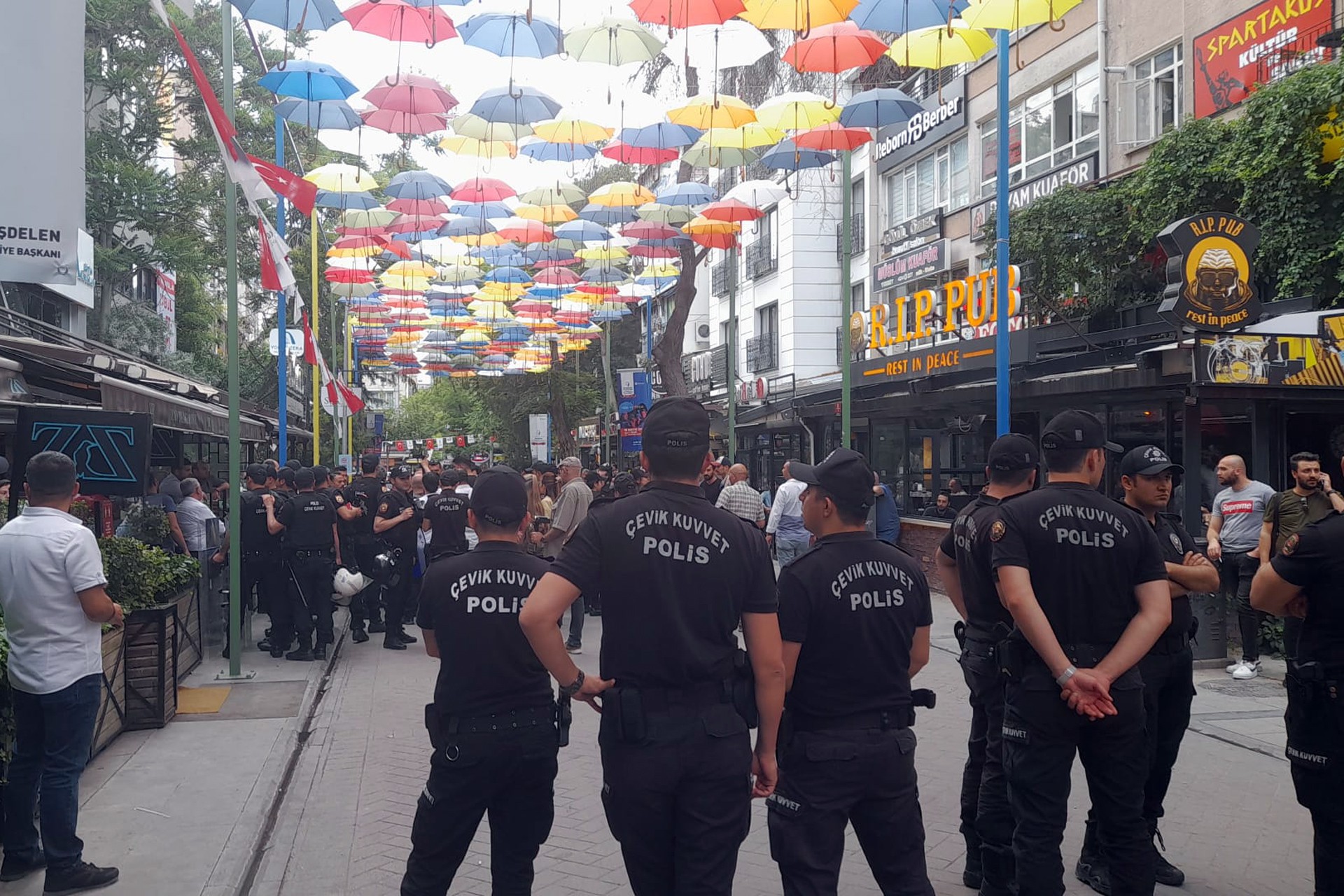 Ankara'da Ethem Sarısülük'ün anmasında polisin engel olmasının ardından çok sayıda kişi gözaltına alındı.